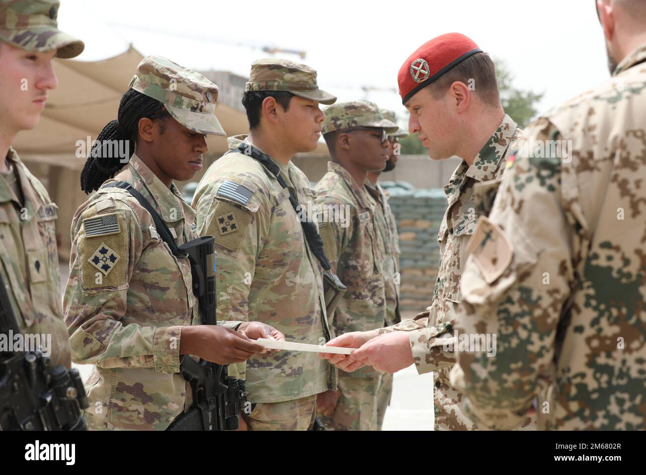 Un soldat américain affecté à la Task Force Pioneer accepte un certificat de compétence en tir allemand lors d'une cérémonie de remise de l'insigne de tir des forces armées allemandes à la base opérationnelle avancée de l'Union III à Bagdad, en Irak, le 14 avril 2022. L'insigne de tireur des forces armées allemandes est décerné aux soldats compétents en tireur et est une récompense militaire officielle autorisée pour le port par les militaires enrôlés. AdviseAssistEnable,StrongerTogether, Banque D'Images