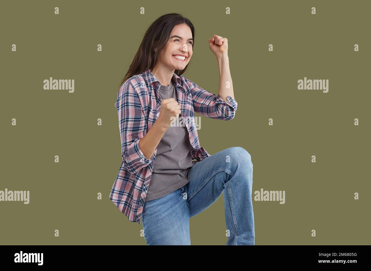 La jeune femme se sent excitée et heureuse, se réjouissant fou de son succès, de sa chance et de sa victoire. Banque D'Images