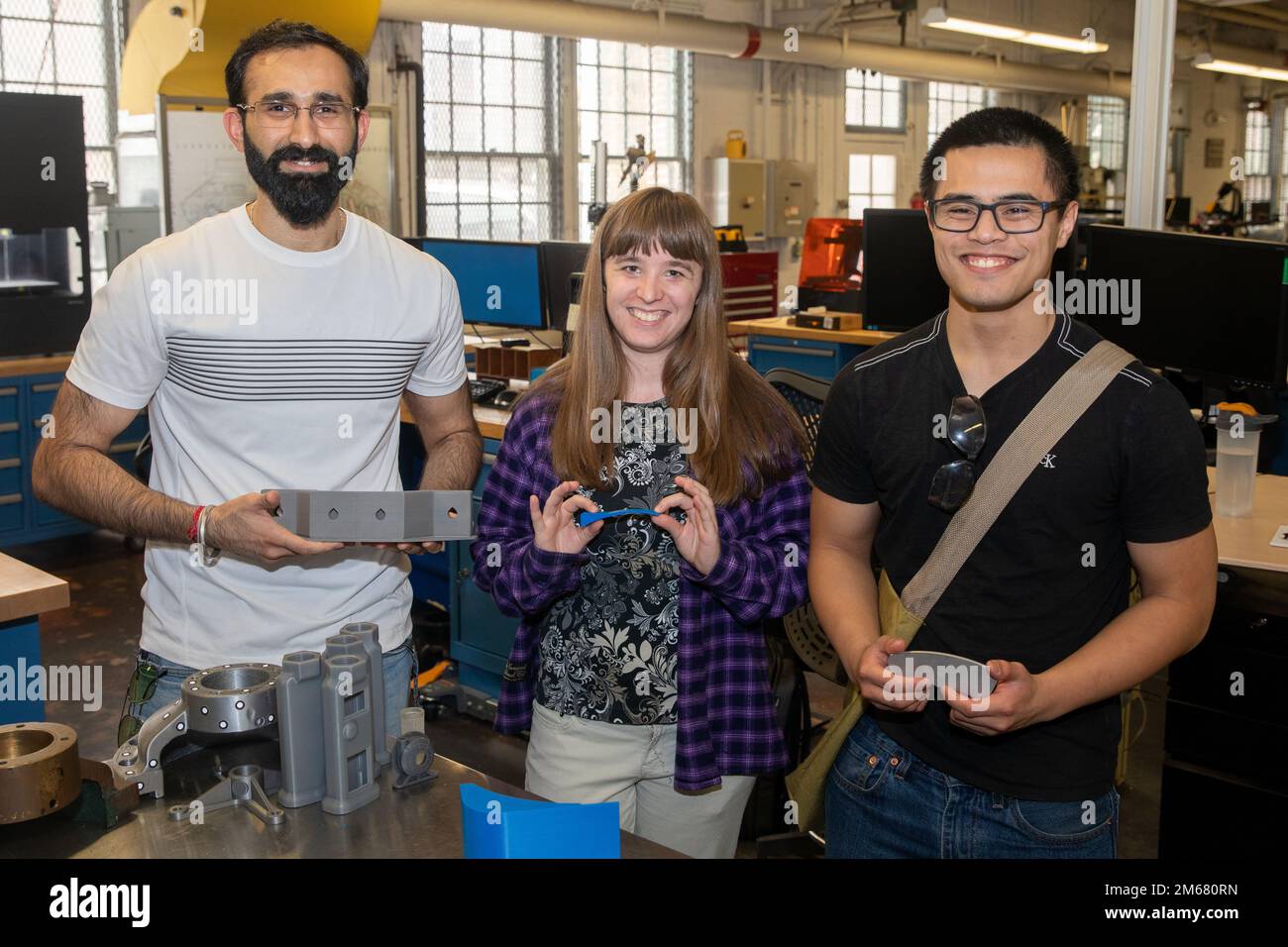 Code 138,1 les ingénieurs de soudage nucléaire Mayank Awasthi et Jason Ell ont travaillé avec l'opérateur d'impression Additive Manfacturing (AM) 3-D Dixie Cox pour imprimer le premier outil imprimé en métal du chantier naval - un calibre « Go/No-Go » pour accéder avec précision aux hauteurs de soudure lors des inspections. Banque D'Images