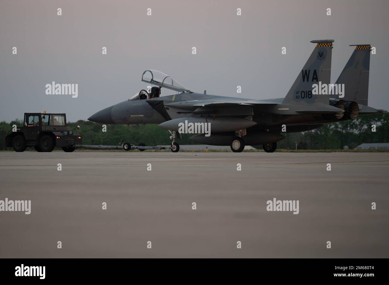 Des aviateurs affectés à la 4th Fighter Wing transportent un aigle F-15C à la base aérienne de Seymour Johnson, en Caroline du Nord, en 14 avril 2022. Le F-15C a été utilisé dans les opérations Desert Storm, Noble Eagle, Northern Watch et Southern Watch, mais est maintenant utilisé comme avion d'entraînement pour l'entraînement de chargement d'armes. Banque D'Images