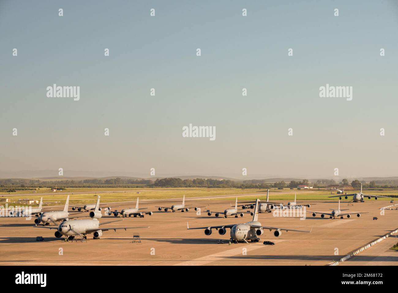 Une KC-46 Pegasus, une KC-10 Extender et une galaxie C-5 se trouvent aux côtés de multiples C-17 Globmaster II et KC-135 Stratotankers à la base aérienne de Morón, en Espagne, jeudi, 14 avril 2022. Ces cinq aéronefs représentent 44 p. 100 des actifs aériens du Commandement de la mobilité aérienne. Banque D'Images