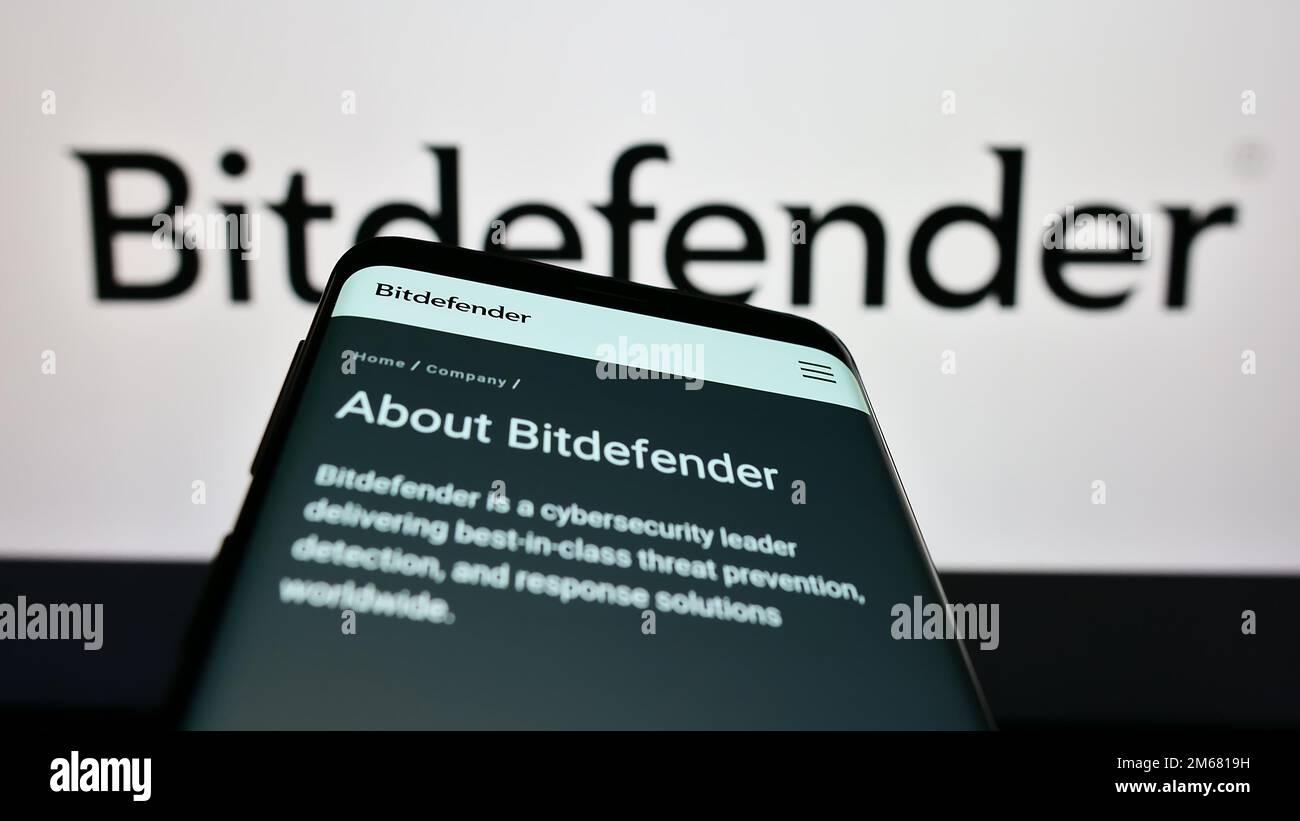 Téléphone mobile avec la page web de la société roumaine de cybersécurité Bitdefender à l'écran devant le logo de l'entreprise. Faites la mise au point dans le coin supérieur gauche de l'écran du téléphone. Banque D'Images