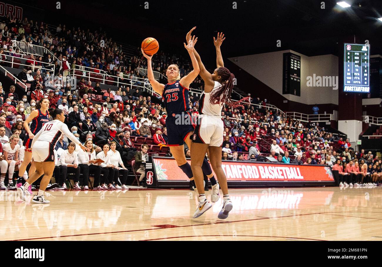 Temples Pavilion Palo Alto, CA. 02nd janvier 2023. ÉTATS-UNIS Arizona Forward Cate Reese (25) va au panier pendant le match NCAA Women's Basketball entre Arizona Wildcats et le Cardinal de Stanford. Stanford a battu Arizona 73-57 au pavillon des temples Palo Alto, CA. Thurman James /CSM/Alamy Live News Banque D'Images