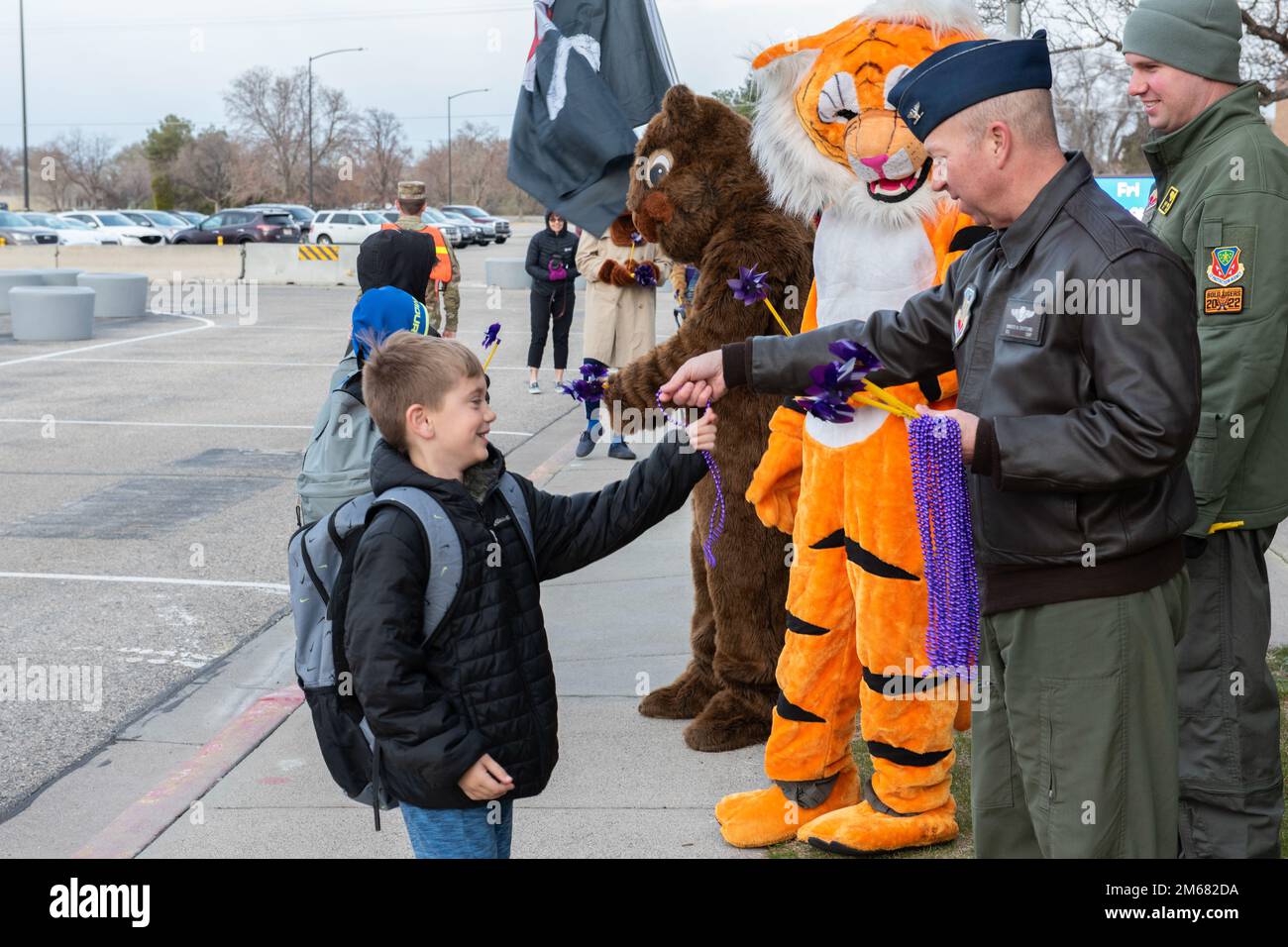 ÉTATS-UNIS Le colonel Ernesto DiVittorio, commandant de l'escadre du 366th Fighter, donne des perles violettes à un élève de l'école élémentaire Stephensen de la base aérienne de Mountain Home, Idaho, le 15 avril 2022. La couleur violette représente l'enfant militaire et fait partie du mois de la célébration de l'enfant militaire. Banque D'Images