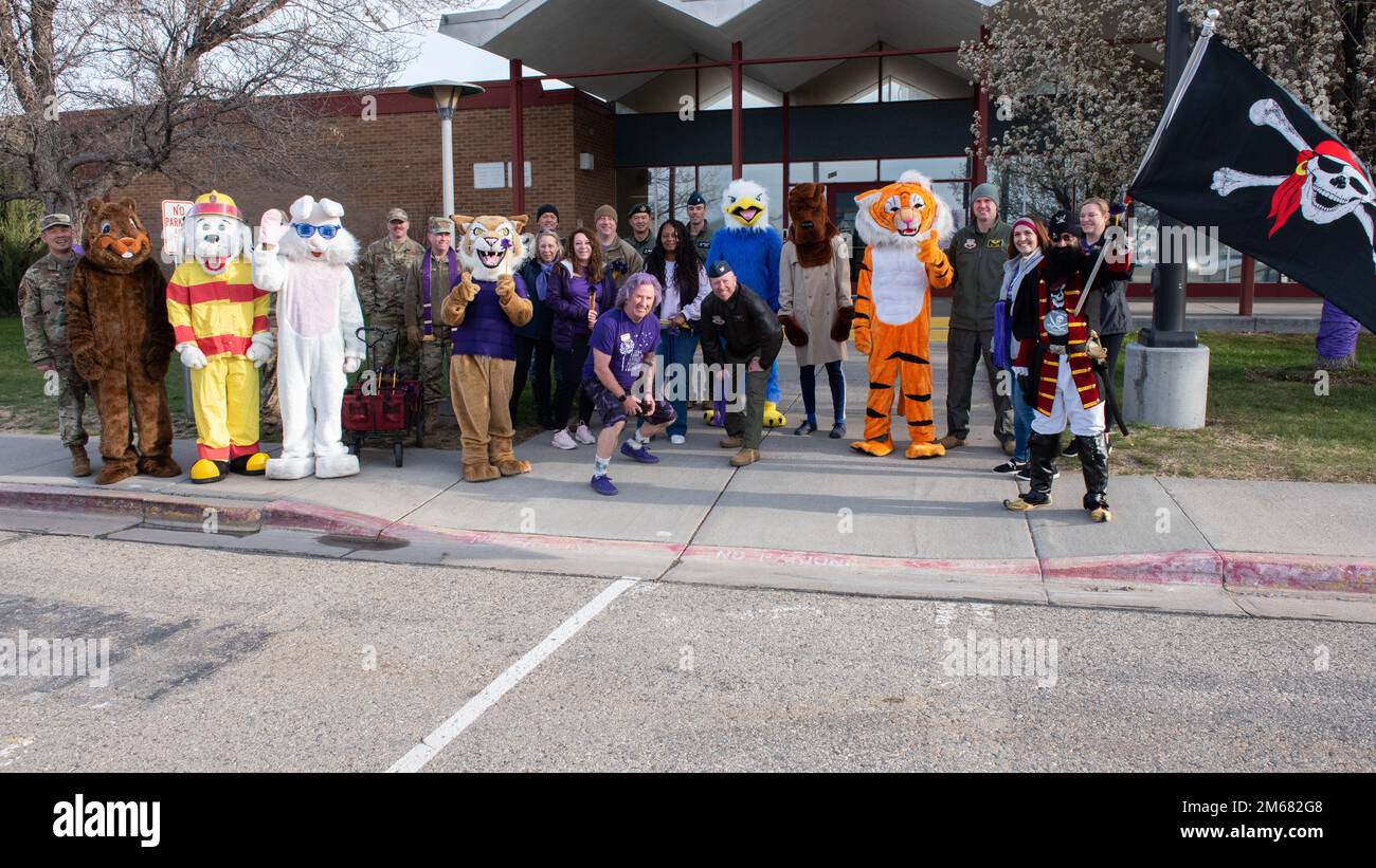 La direction de la base et plusieurs mascottes posent pour une photo de groupe à la base aérienne de Mountain Home, Idaho, le 15 avril 2022. Cet événement célèbre non seulement le mois de l'enfant militaire, mais il renforce également la prévention de la violence envers les enfants. Banque D'Images