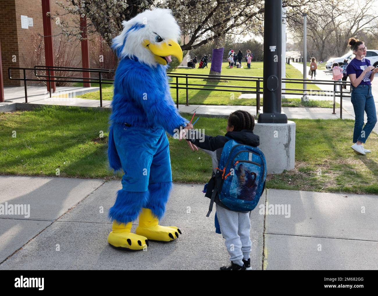La mascotte de l'école élémentaire Stephensen est un élève de l'école de la base aérienne de Mountain Home, Idaho, le 15 avril 2022. Cette mascotte et plusieurs autres ont renforcé le moral dans le cadre du mois de la célébration de l'enfant militaire. Banque D'Images