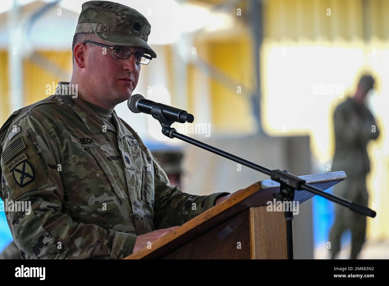 Le lieutenant Col. Nathan Bech, commandant du 411e Bataillon des affaires civiles (CAB) et commandant entrant des affaires civiles en Afrique de l’est et de l’Ouest, remercie ses soldats et accueille le 411e CAB lors d’une cérémonie de transfert de responsabilité au Camp Lemonnier, Djibouti, le 15 avril 2022. En soutien au Commandement de l’Afrique des États-Unis et à la Force opérationnelle interarmées combinée – Corne de l’Afrique, le 411e ACR est maintenant responsable de deux sociétés d’affaires civiles : les Affaires civiles en Afrique de l’Ouest et les Affaires civiles en Afrique de l’est. CJTF-HOA,Camp Lemonnier,Combined joint Task Force - Corne de l'Afrique,Djibouti,USAFRICOM,Affaires civiles, Banque D'Images