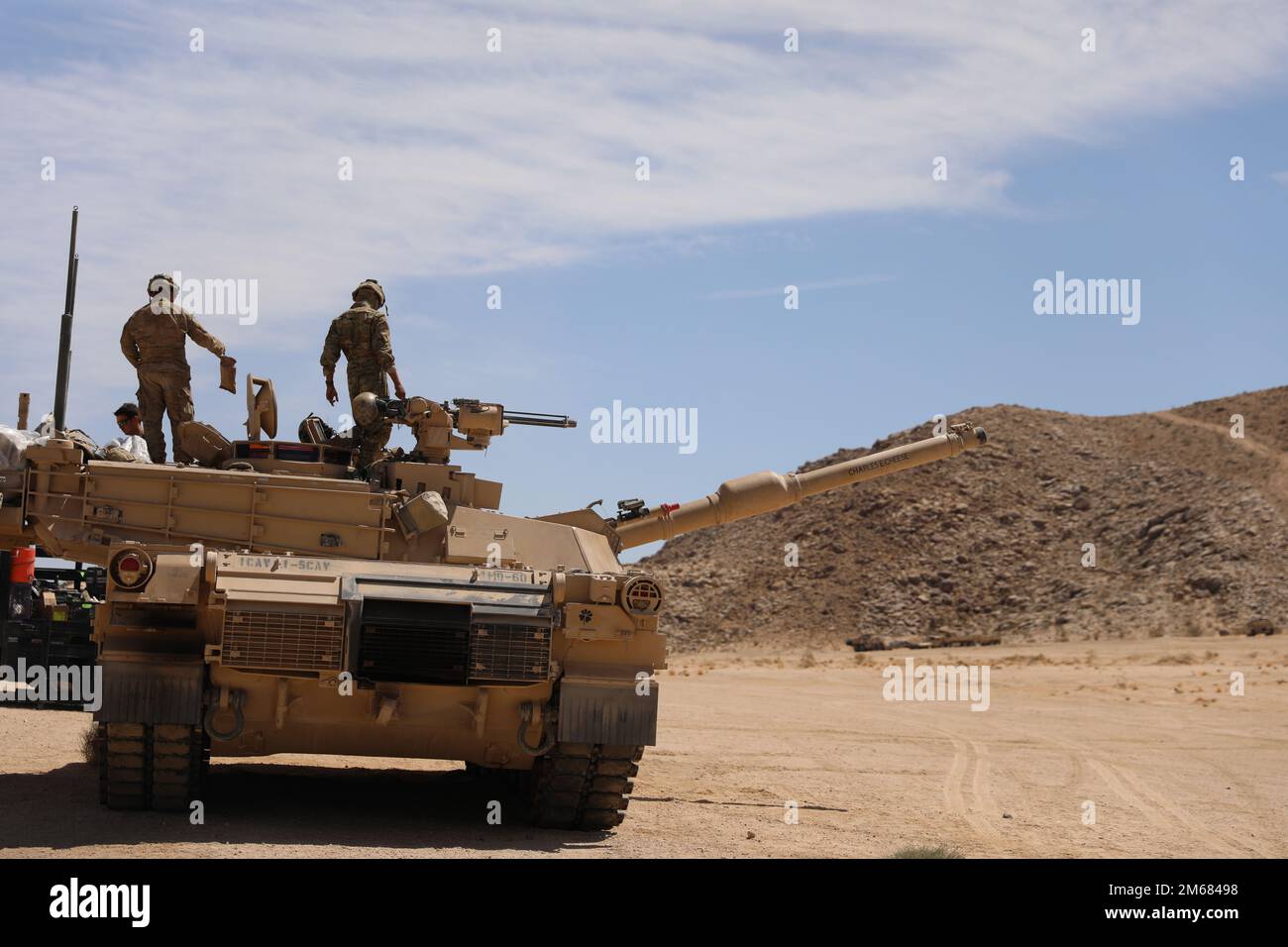 Les troopeurs avec l'équipe de combat de la Brigade blindée 2nd se préparent à entrer dans la phase finale de leur entraînement, le feu vivant, le 15 avril au Centre national d'entraînement à fort Irwin, Californie. La brigade a déployé des troopers et de l'équipement de fort Hood, au Texas, en Californie, pour un exercice d'entraînement de 21 jours qui permettra de tester les compétences de la brigade en matière de combat de guerre. Banque D'Images