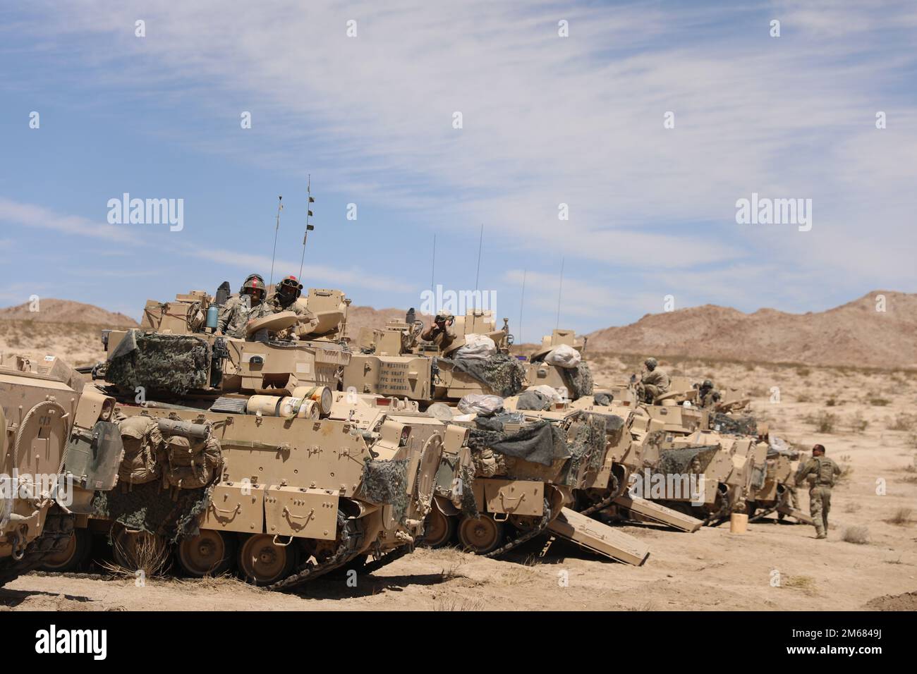 Les troopeurs avec l'équipe de combat de la Brigade blindée 2nd se préparent à entrer dans la phase finale de leur entraînement, le feu vivant, le 15 avril au Centre national d'entraînement à fort Irwin, Californie. La brigade a déployé des troopers et de l'équipement de fort Hood, au Texas, en Californie, pour un exercice d'entraînement de 21 jours qui permettra de tester les compétences de la brigade en matière de combat de guerre. Banque D'Images