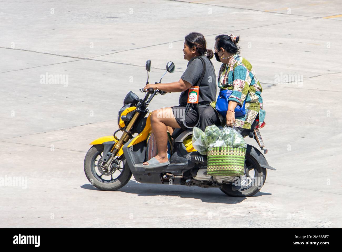 SAMUT PRAKAN, THAÏLANDE, OCT 12 2022, deux femmes sont à bord d'une moto avec des achats sur le marché Banque D'Images