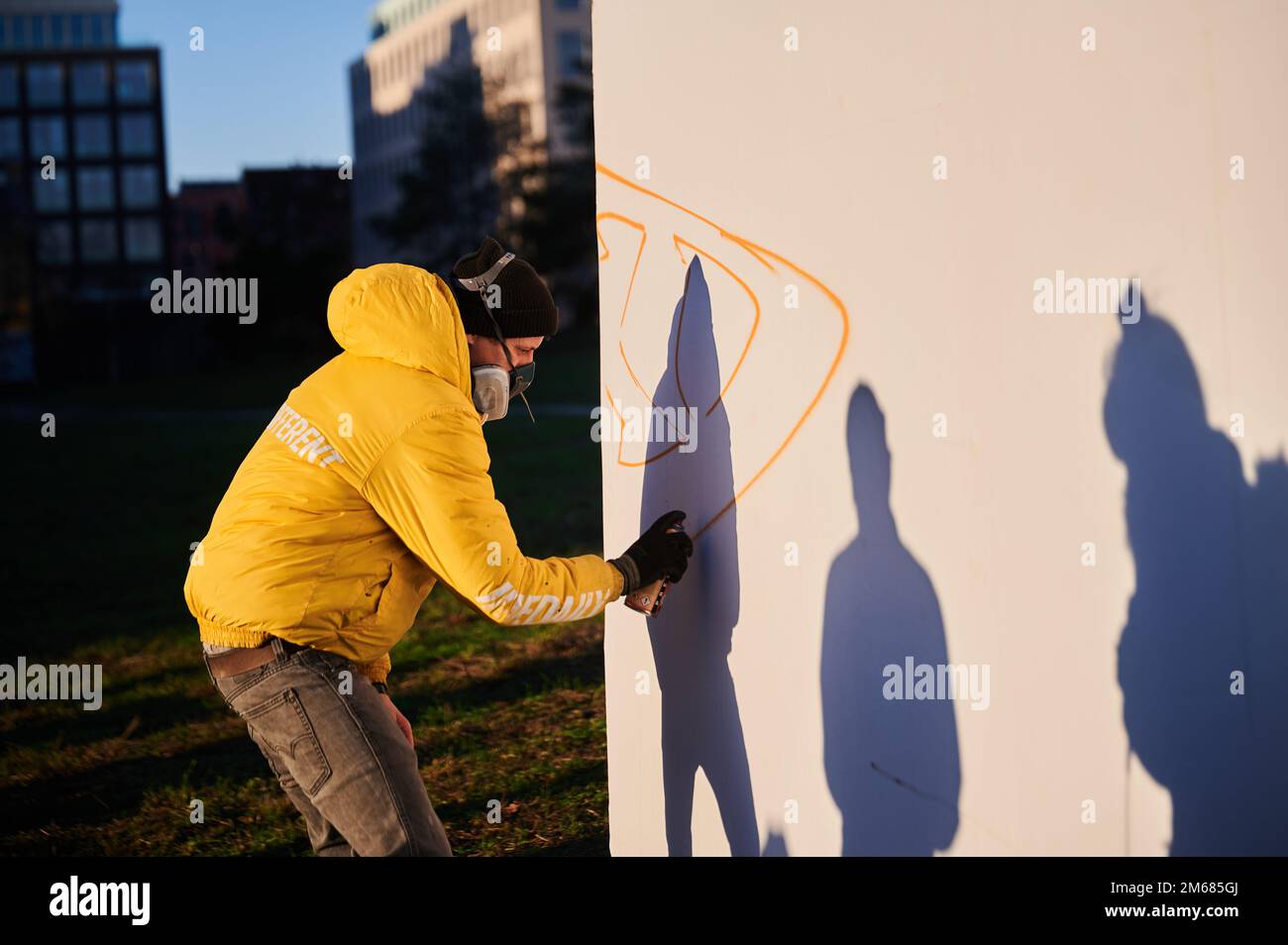 Berlin, Allemagne. 03rd janvier 2023. L'artiste graffiti Dejoe pulvérise un mur, inauguré par l'association régionale SPD à la gare Nord comme zone de graffiti. La région peut être utilisée par les artistes du graffiti jusqu'à 12 février. Credit: Annette Riedl/dpa/Alay Live News Banque D'Images