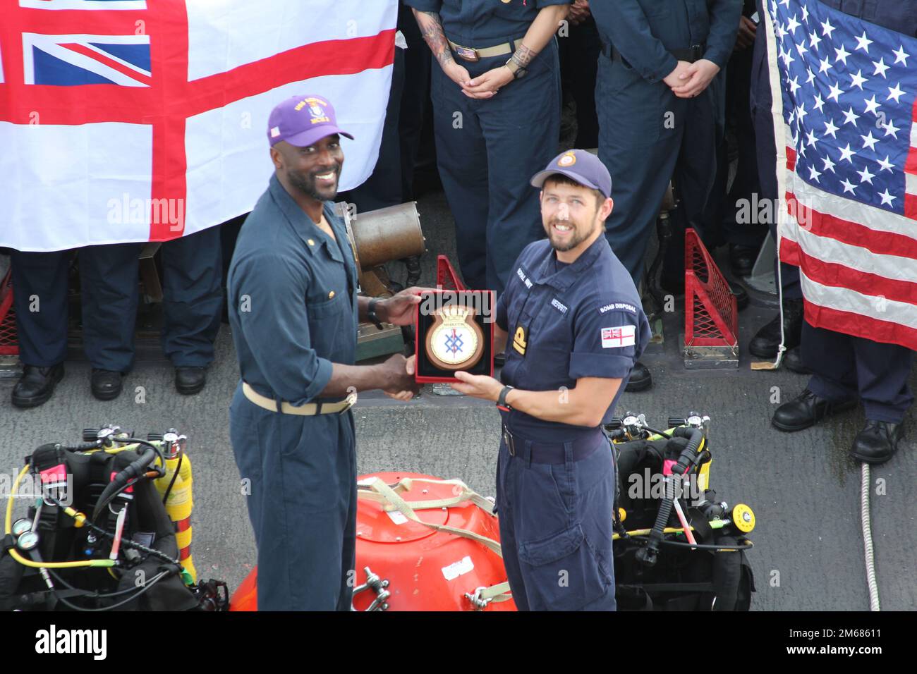 LE LCDR Tiree Barnes reçoit le HMS Middleton Crest de LT Merrit, RN à la fin de l'exercice d'interopérabilité MCM États-Unis/Royaume-Uni Banque D'Images
