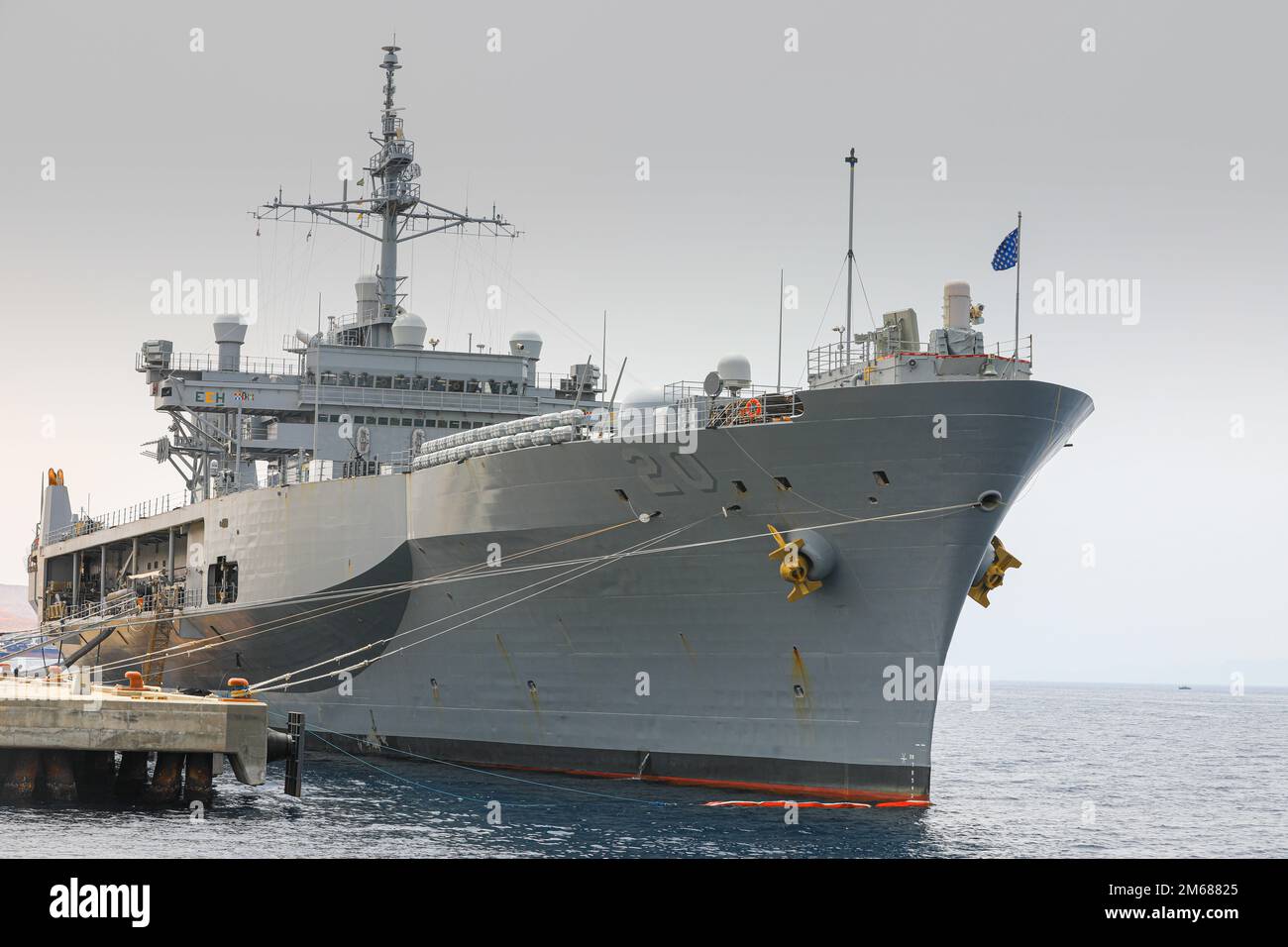 AQABA, Jordanie (17 avril 2022) le navire de commandement amphibie USS Mount Whitney (LCC 20), est amarré au bord de la pierside à Aqaba, Jordanie, 17 avril. Mount Whitney est déployé dans la zone d'exploitation de la flotte US 5th afin d'assurer la sécurité et la stabilité maritimes dans la région du Moyen-Orient. Banque D'Images