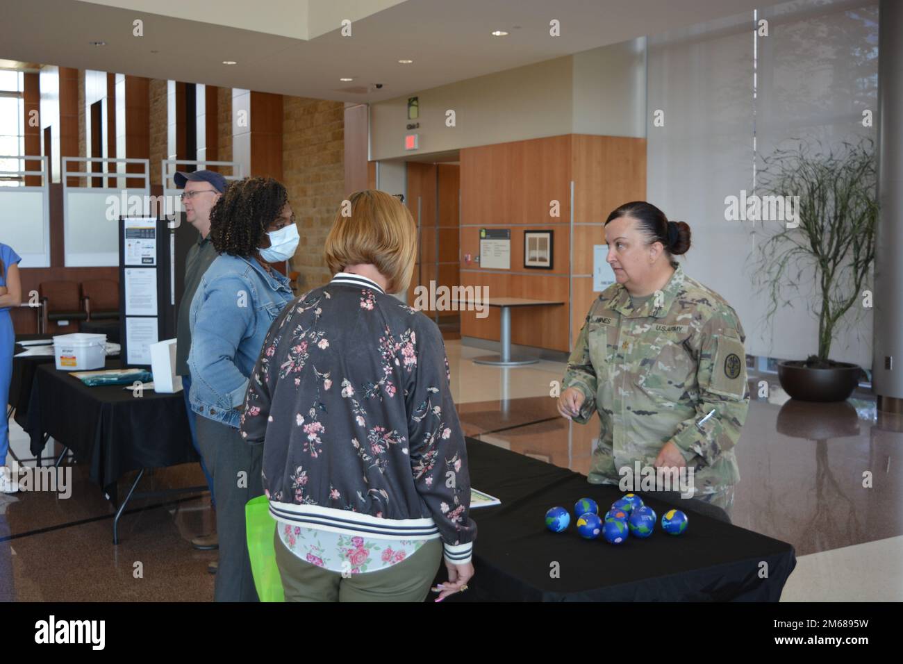 Fort Hood, Texas – le Major Kandice Hines, agent de génie en sciences environnementales, parle aux membres du personnel du CRDAMC des nombreuses occasions de faire une différence lorsqu’il s’agit de sauver la planète lors d’un événement du jour de la Terre au CRDAMC le 18 avril. #wearecrdamc,#armymedicine, Banque D'Images