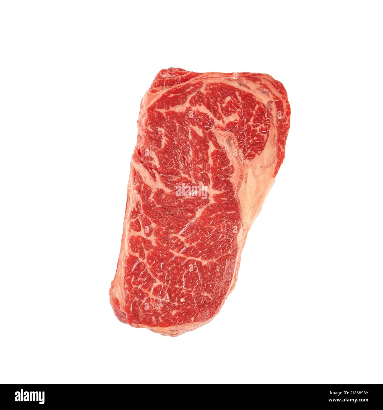 Steak de boeuf à lame brute isolé sur fond blanc, morceau entier marbré de viande crue, stripline sur blanc Banque D'Images