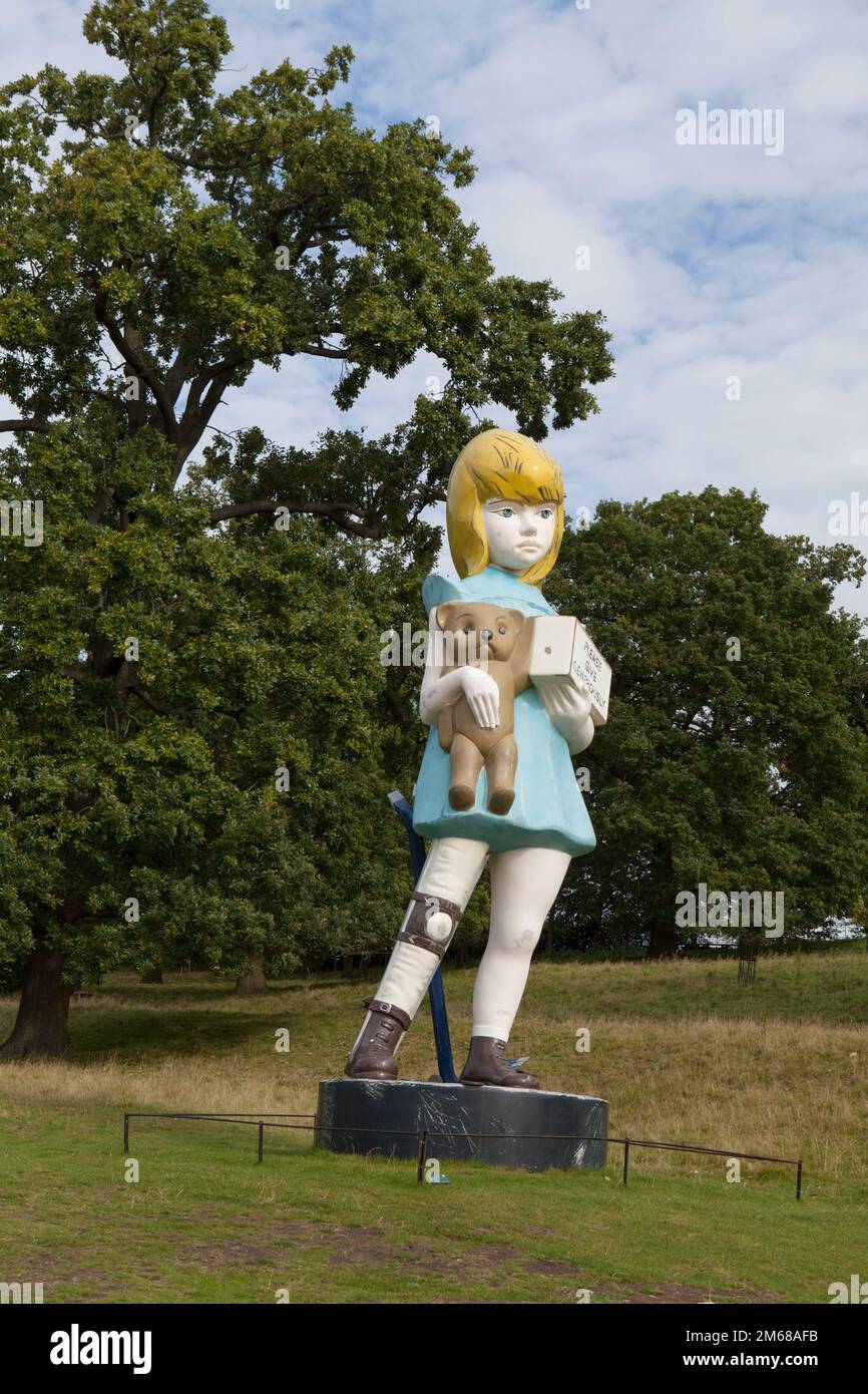 Une sculpture de Damien Hirst appelée Charity, au Yorkshire Sculpture Park Banque D'Images