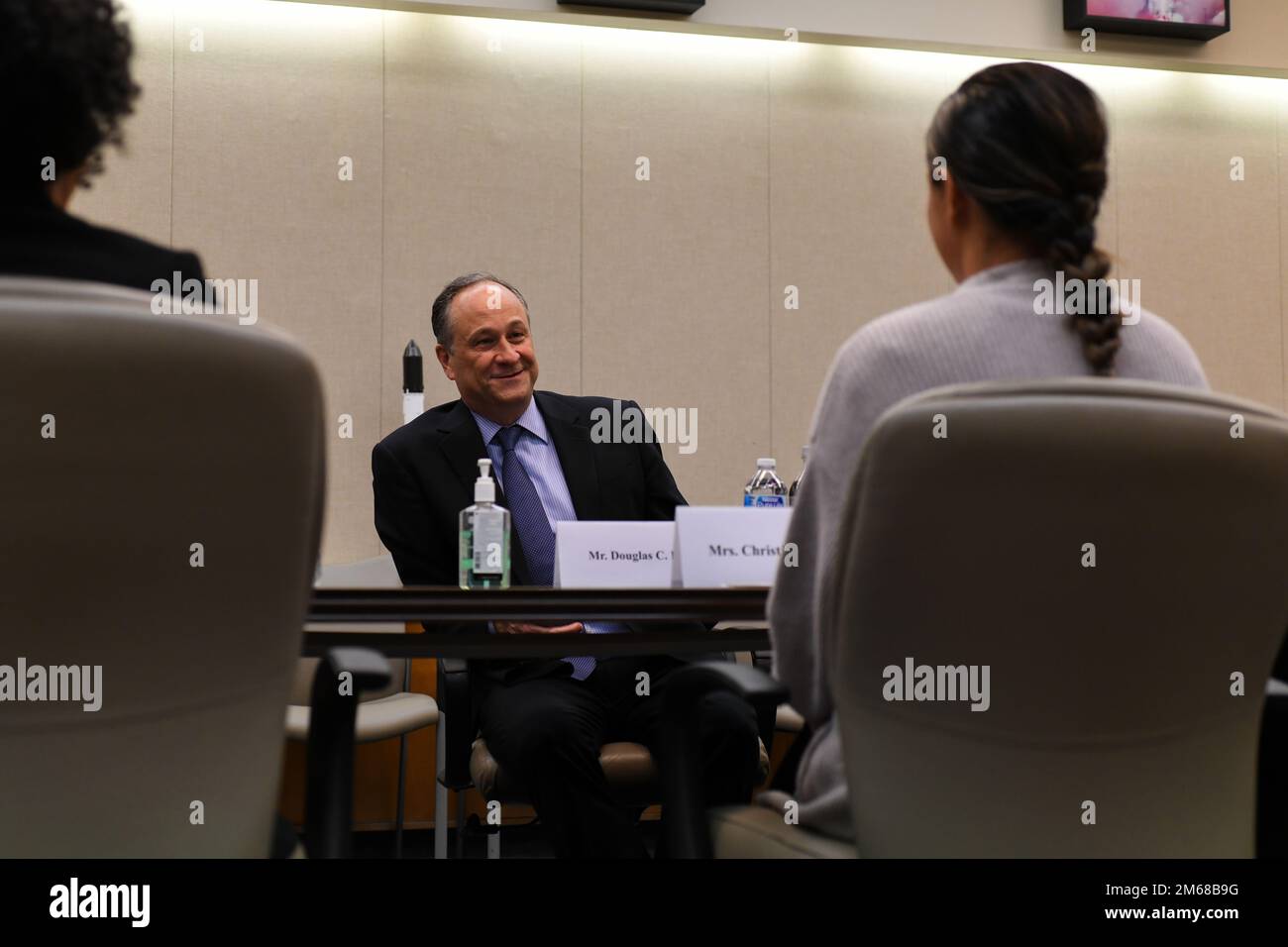 Douglas C. Emhoff, deuxième homme des États-Unis, sourit lors d'une conversation à l'occasion d'un événement organisé par des conjoints militaires sur la base de la Force spatiale de Vandenberg, en Californie, au 18 avril 2022. M. Emhoff a parlé avec les conjoints de questions relatives à la santé mentale et à l'équité entre les sexes. Banque D'Images