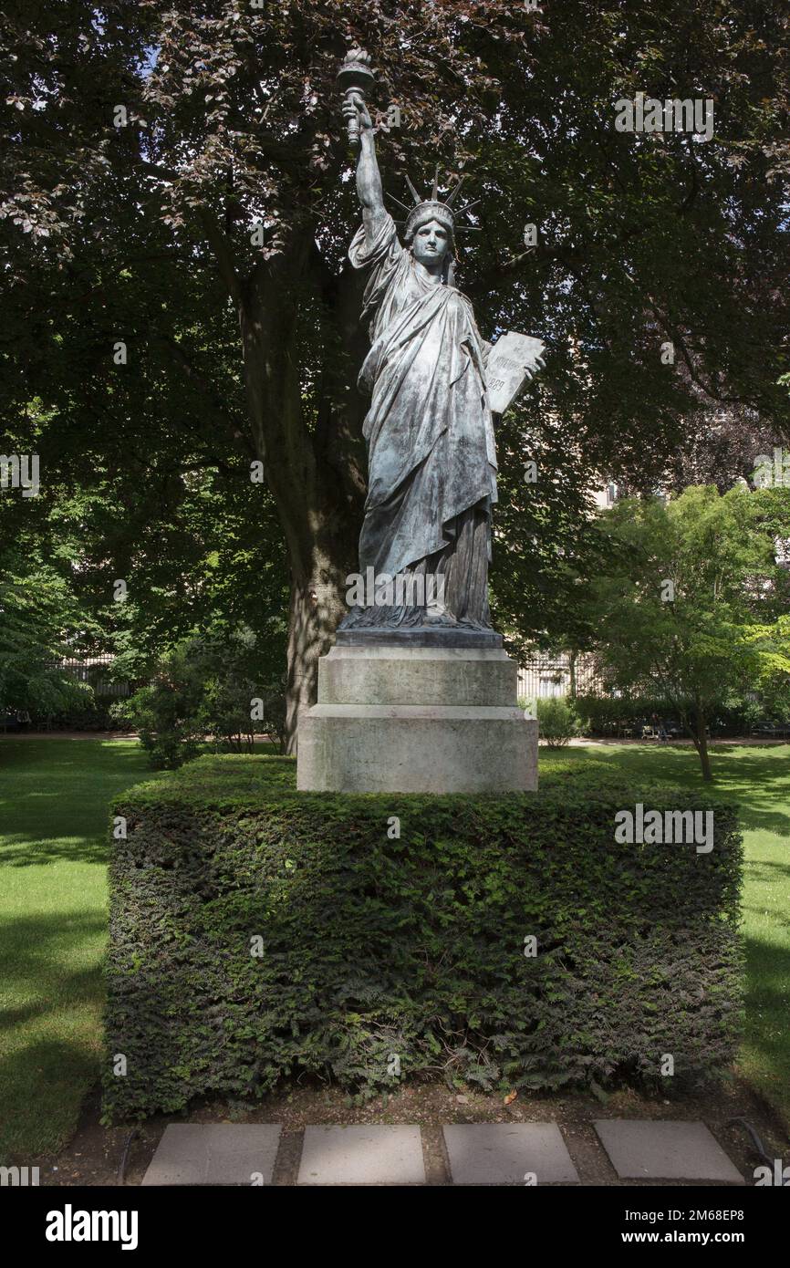 Une réplique en bronze d'une version de la Statue de la liberté dans le jardin du Luxembourg à Paris. Banque D'Images