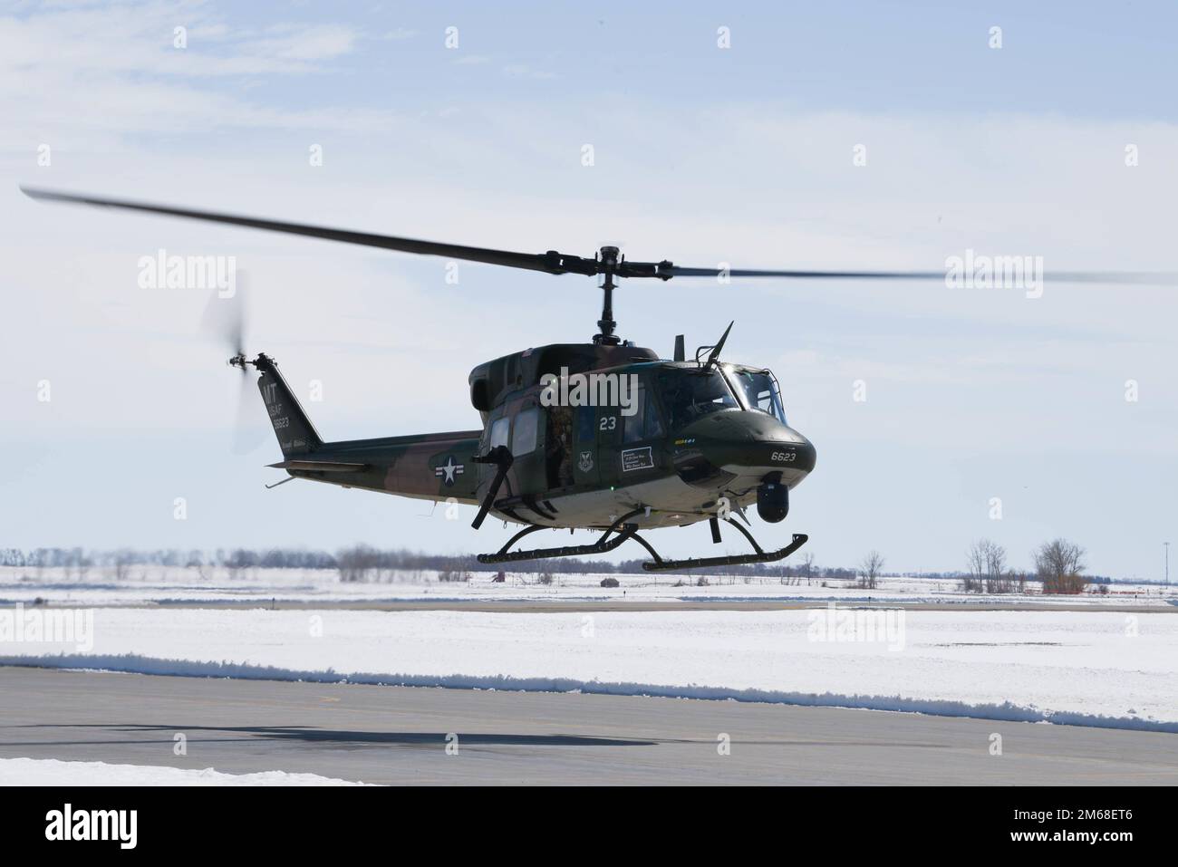 Les membres de l'escadron d'hélicoptères 54th arpentent le champ de missiles autour de la base aérienne de Minot, à 18 avril 2022. L'escadron d'hélicoptères joue un rôle essentiel dans le maintien de la sécurité de nos champs de missiles. ( Banque D'Images