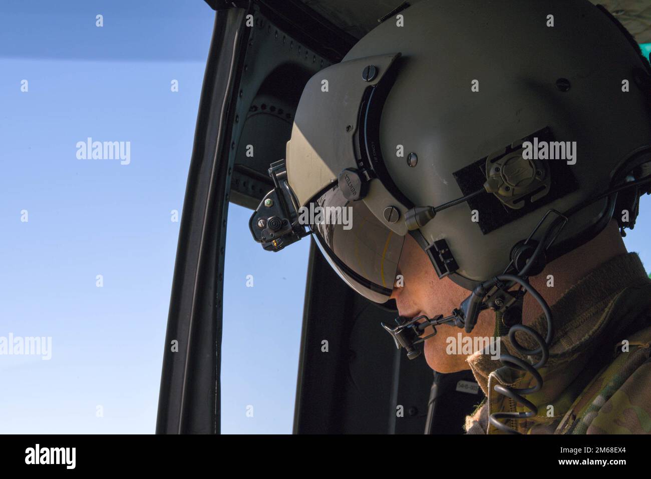 Les membres de l'escadron d'hélicoptères 54th arpentent le champ de missiles autour de la base aérienne de Minot, à 18 avril 2022. L'escadron d'hélicoptères joue un rôle essentiel dans le maintien de la sécurité de nos champs de missiles. ( Banque D'Images