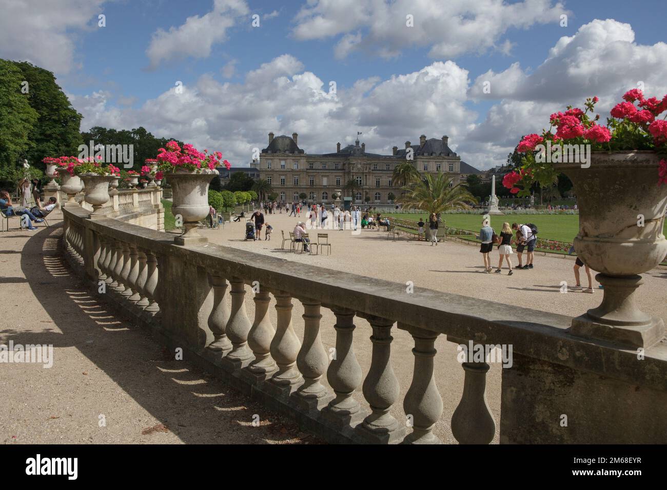 Le Palais du Luxembourg dans le jardin du Luxembourg, dans le 6th arrondissement de Paris, est une destination touristique populaire Banque D'Images