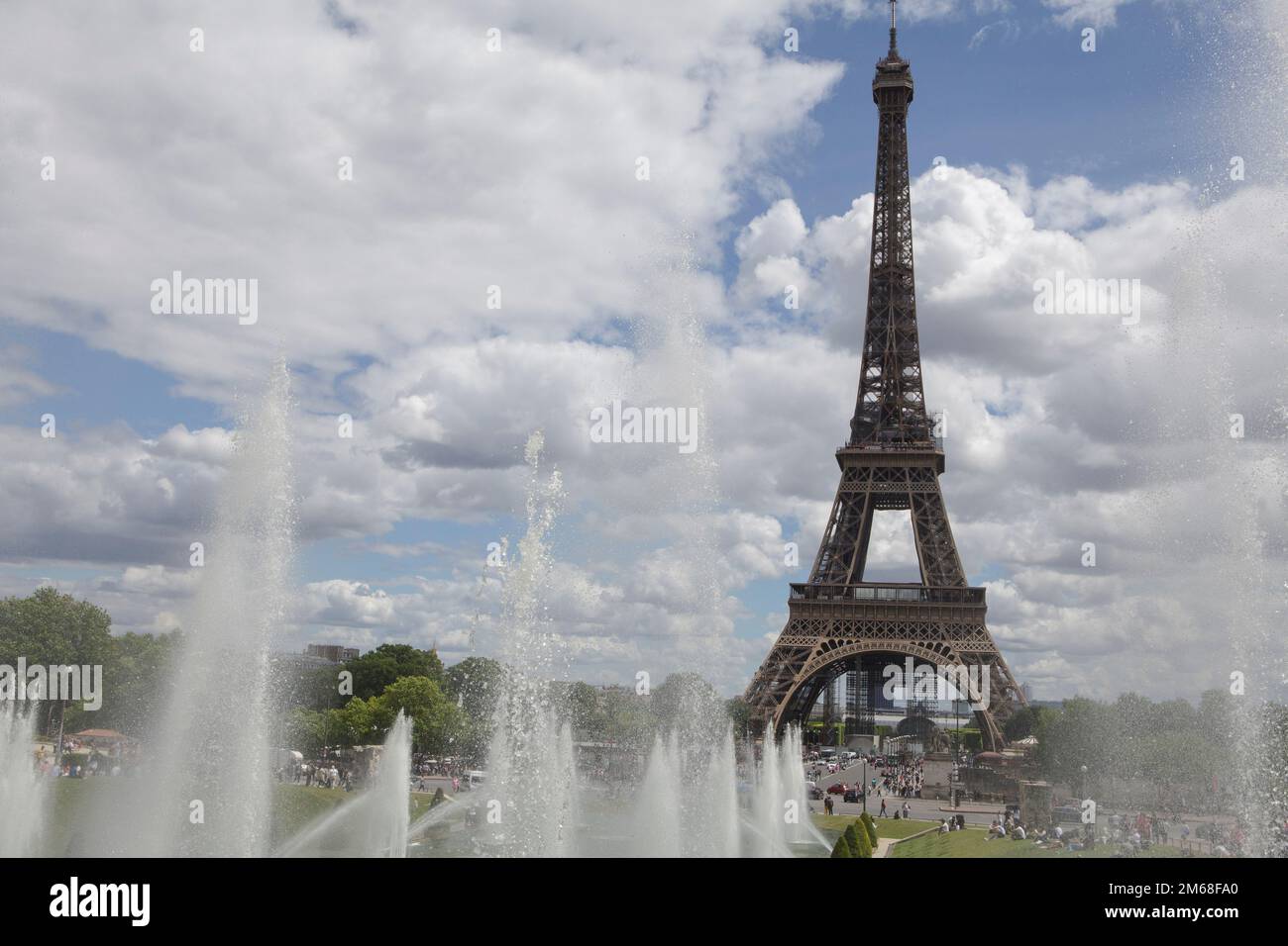 Les Fontaines de Varsovie, dans les Jardins du Trocadéro, donnent sur la Tour Eiffel. Paris Banque D'Images