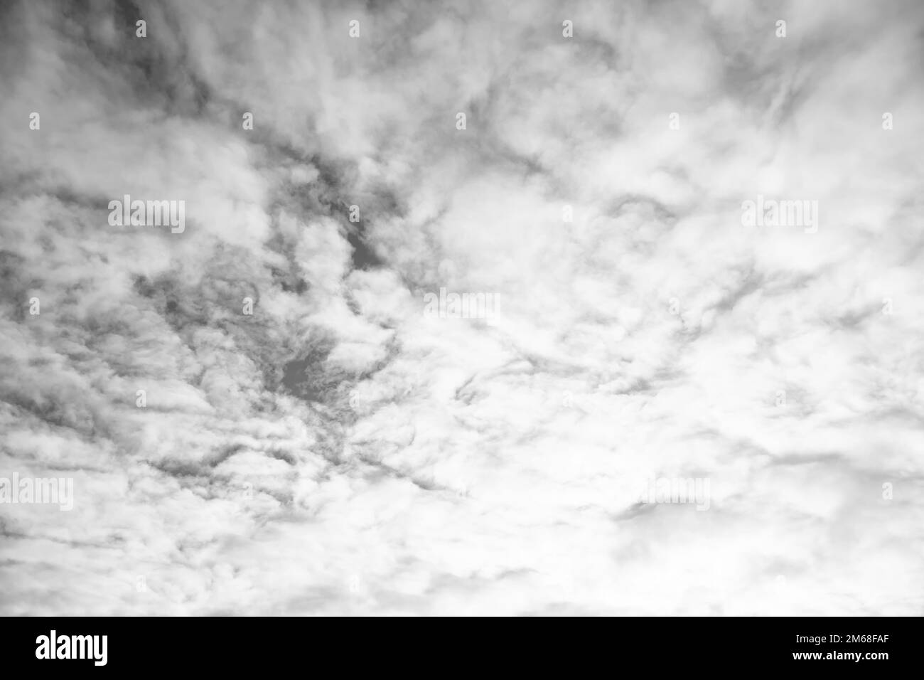 Fond ciel nuageux.Nuages blancs sur le ciel.Couverture nuageuse.Paysage cumuliforme Banque D'Images