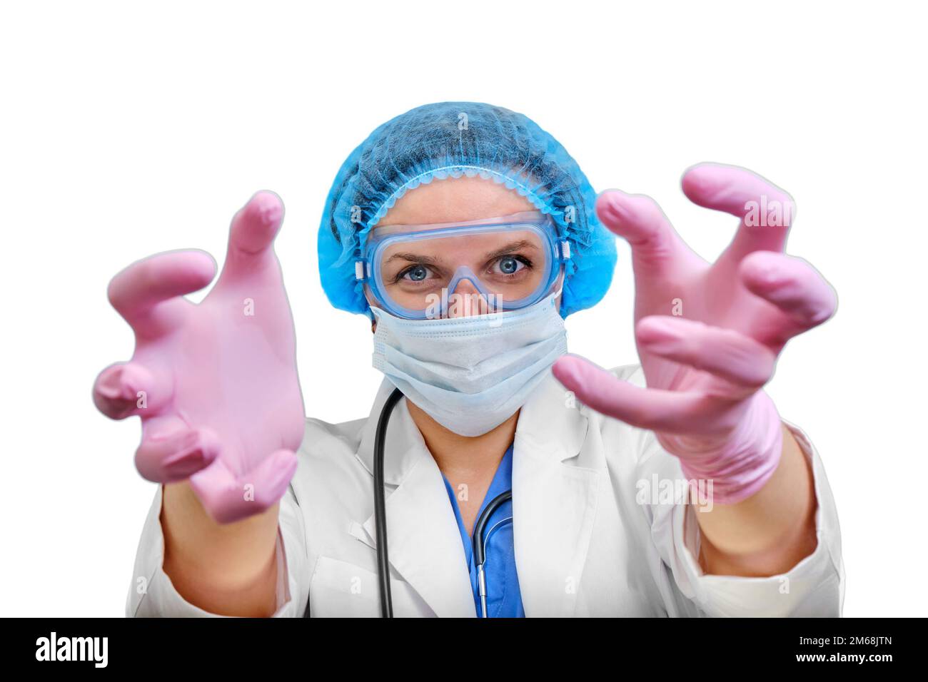 Le regard terrifiant d'un médecin avec des mains tendues agressivement, isolées sur un fond blanc. Une infirmière en manteau blanc et masque de protection Banque D'Images