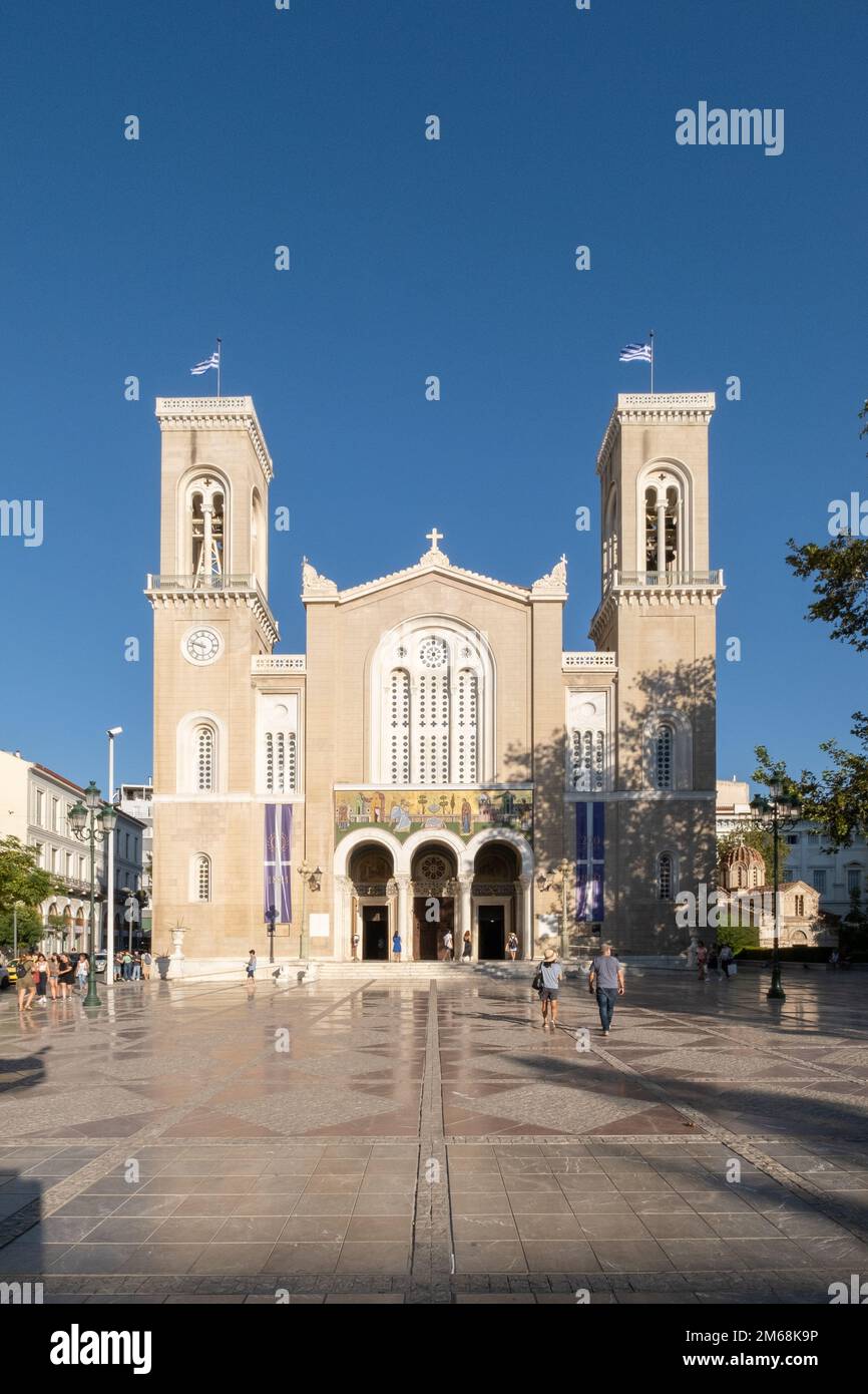 Cathédrale métropolitaine d'Athènes, Athènes, Grèce, un jour lumineux avec un ciel bleu profond au-dessus et quelques personnes marchant devant. Banque D'Images