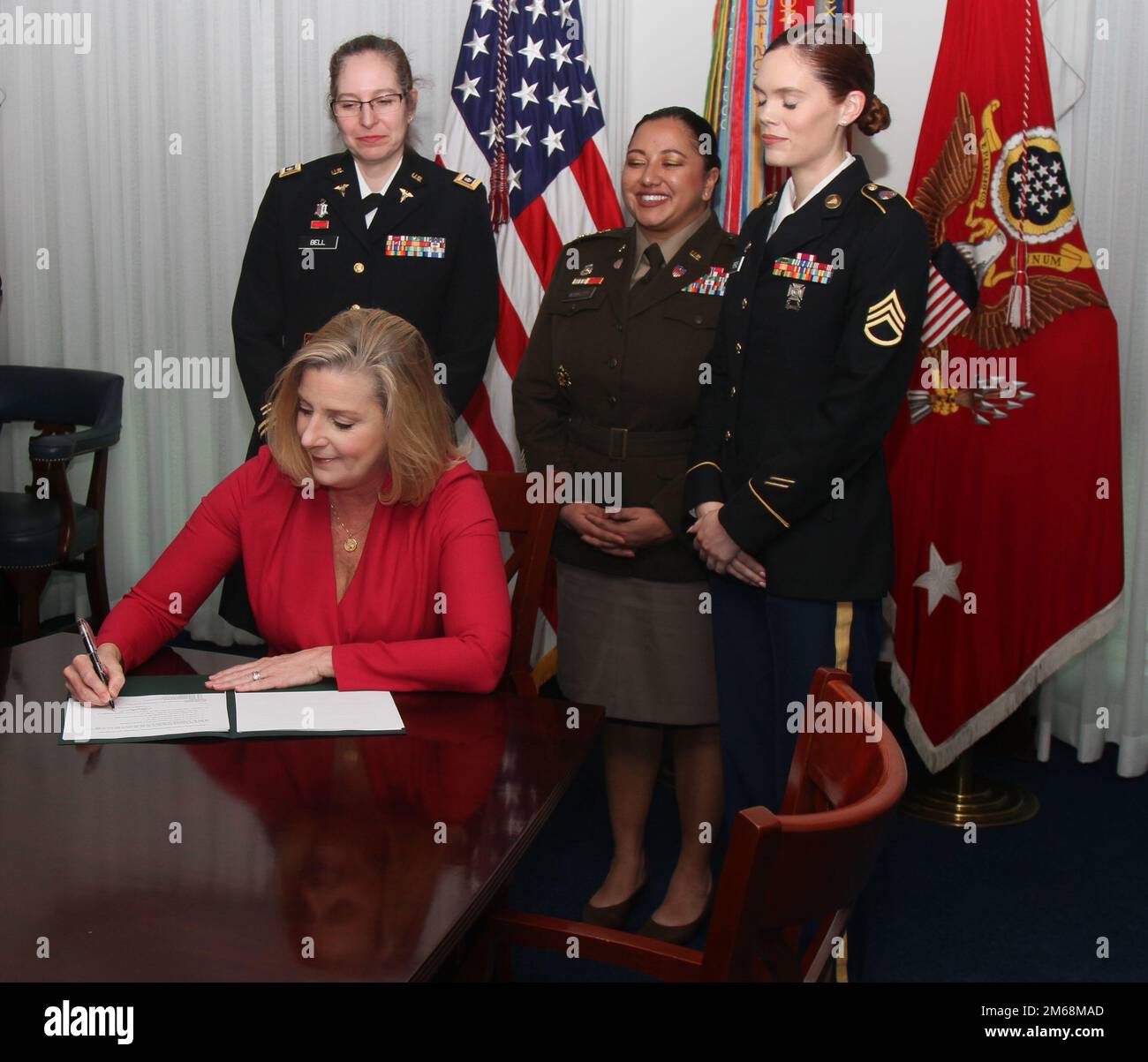 De gauche à droite : le Lt-col Kelly Bell; Christine E. Wormuth, secrétaire de l'Armée (assise); le Maj Sam Winkler; et le sergent d'état-major Nicole Pierce posent à la signature de la directive sur la planification familiale, la grossesse et le post-partum de l'Armée au Pentagone sur 19 avril 2022. La directive, publiée sur 21 avril 2022, annonce 12 changements fondamentaux à la politique sur la grossesse et l'accouchement dans l'Armée de terre. (Photo par le sergent d'état-major TAE Harrison) Banque D'Images