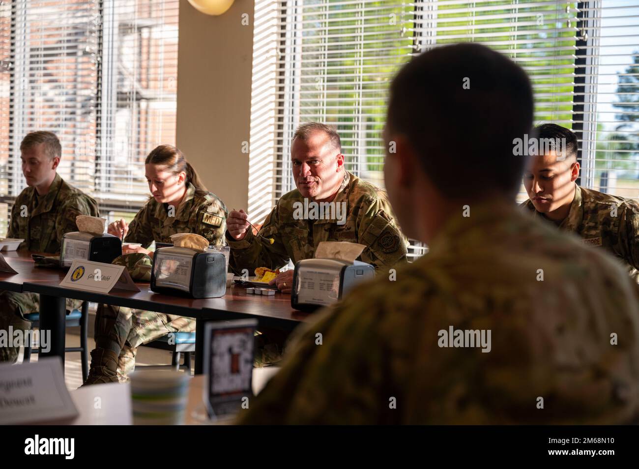Le général de division Kenneth Bibb, commandant de la Force aérienne en 18th, parle avec des aviateurs affectés à la base aérienne de Little Rock, Arkansas, au cours d'un petit-déjeuner lors d'une visite à l'installation, 19 avril 2022. L’équipe de commandement de 18th AF a visité l’installation pour établir des liens avec les membres de la communauté locale et avoir un aperçu des façons novatrices dont les aviateurs LRAFB soutiennent la mission du Commandement de la mobilité aérienne. Banque D'Images