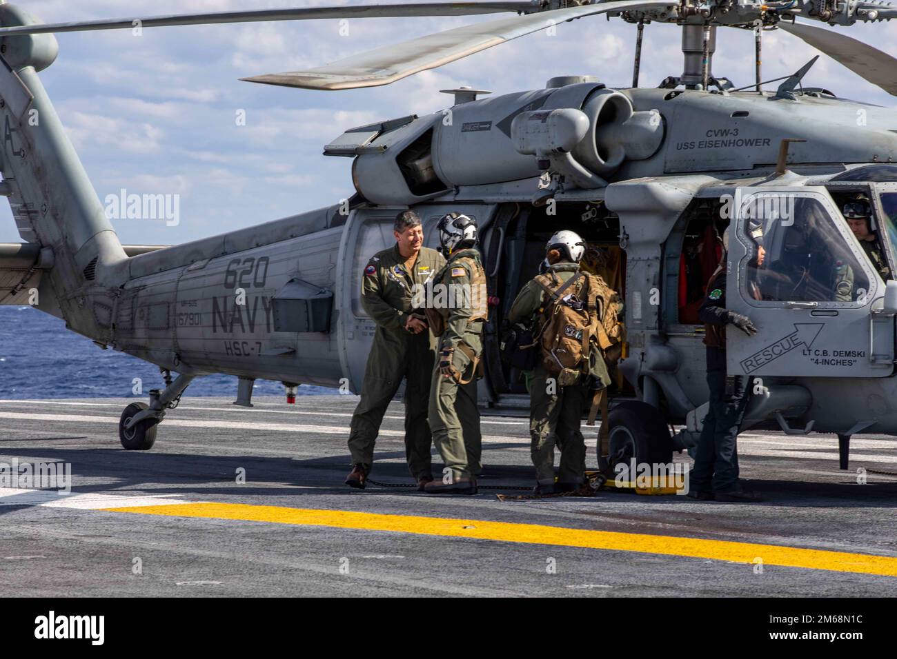 220419-N-OL632-2197 OCÉAN ATLANTIQUE (19 avril 2022) Capt Robert Aguilar, commandant de l'USS George H.W. La bague (CVN 77), gauche, se secoue les mains avec le Lt. Cmdr. William Thornley, commandant de l'Escadron de combat de la mer (HSC) 7, après avoir piloté un HMH-60s Sea Hawk dans son dernier vol avant sa retraite, 19 avril 2022. George H.W. Bush fournit à l'autorité de commandement nationale une capacité de combat de guerre souple et tailleurs en tant que navire amiral du groupe de grève des transporteurs qui maintient la stabilité et la sécurité maritimes afin d'assurer l'accès, de décourager l'agression et de défendre les États-Unis, alliés et en partie Banque D'Images
