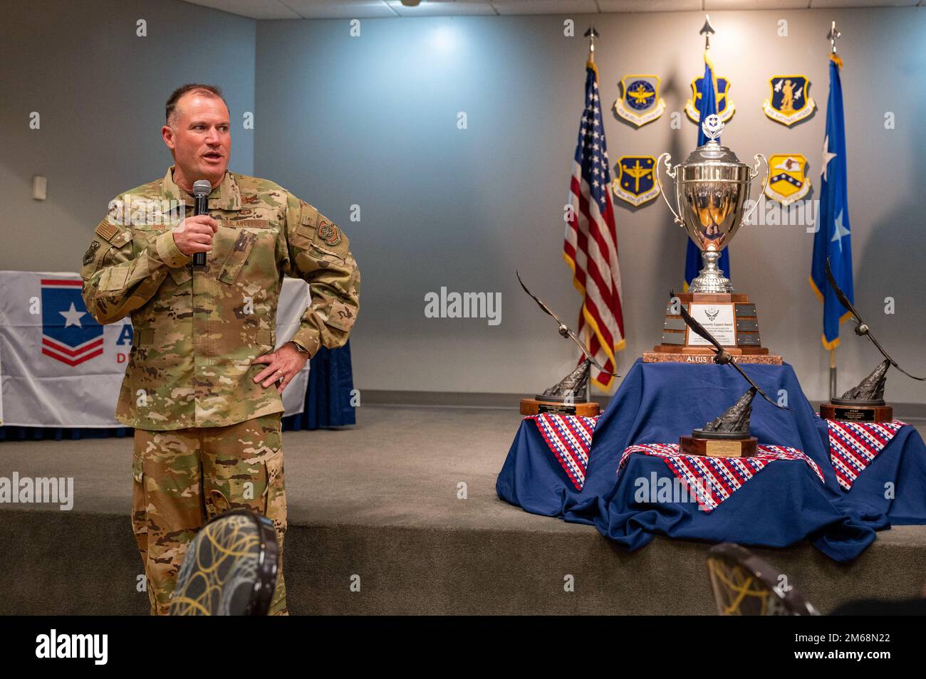 Le général de division Kenneth Bibb, commandant de la Force aérienne en 18th, parle aux aviateurs affectés à la base aérienne de Little Rock, en Arkansas, et aux membres de la communauté locale lors d'une visite à l'installation, 19 avril 2022. L’équipe de commandement de 18th AF a visité l’installation pour établir des liens avec les membres de la communauté locale et avoir un aperçu des façons novatrices dont les aviateurs LRAFB soutiennent la mission du Commandement de la mobilité aérienne. Banque D'Images