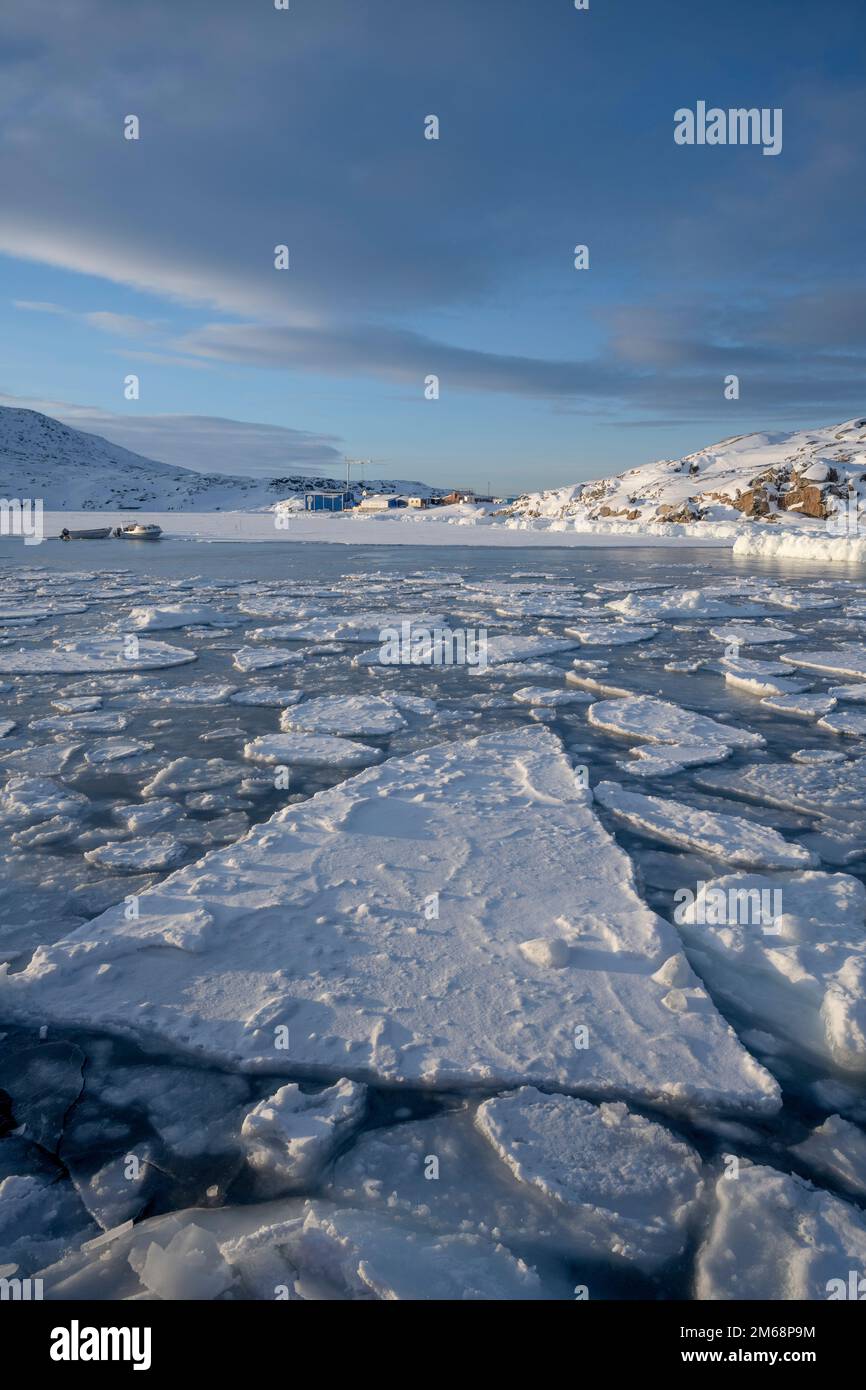 Glace de mer dans la baie à la colonie d'Oqaatsut dans l'ouest du Groenland Banque D'Images