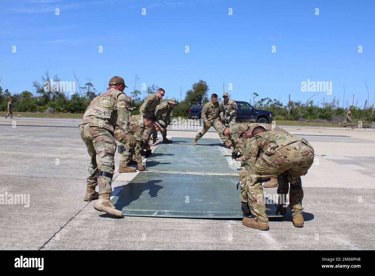 Défi de préparation VIII participants des États-Unis Les forces aériennes de l'aile de chasseurs 31st en Europe, à la base aérienne d'Aviano, en Italie, participent à l'événement de panneaux de fibre de verre 19 avril 2022, au site d'exercice du drapeau d'argent, à la base aérienne de Tyndall, en Floride. L'événement ce du ministère de la Force aérienne est organisé par le Centre du génie civil de la Force aérienne. Après plus de 20 ans de hiatus, le défi, un événement de premier plan pour les ingénieurs civils de DAF, est de retour. Le défi de l'état de préparation de cette année est le premier événement de capacité opérationnelle avant que le défi n'atteigne sa pleine capacité opérationnelle en avril 2023. Huit équipes représentant le grand com Banque D'Images