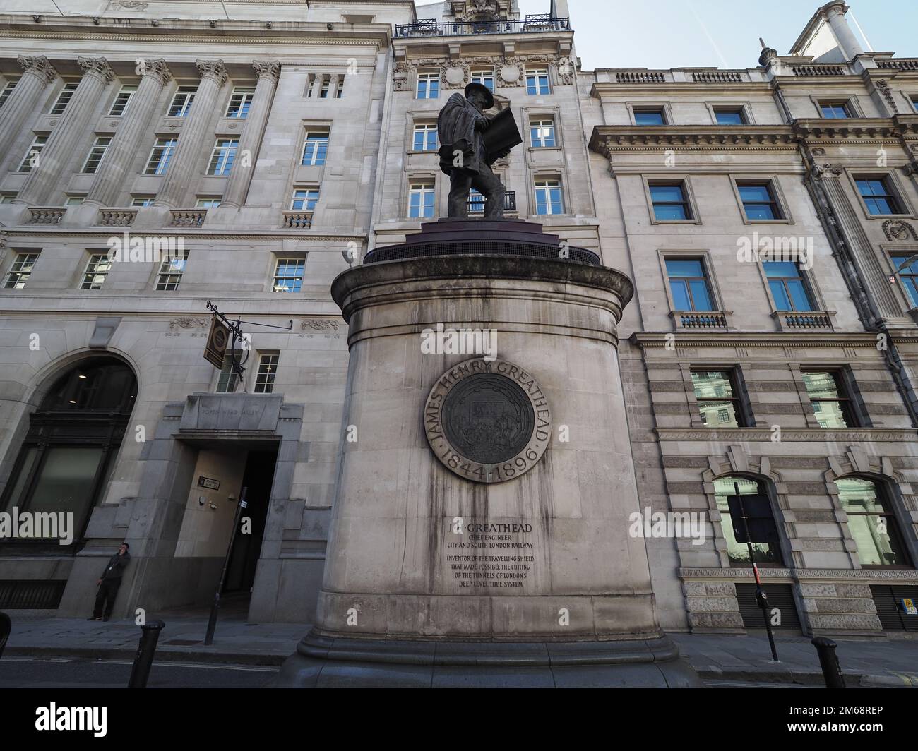 LONDRES, Royaume-Uni - VERS OCTOBRE 2022 : statue de James Henry Greathead par le sculpteur James Butler vers 1994 Banque D'Images