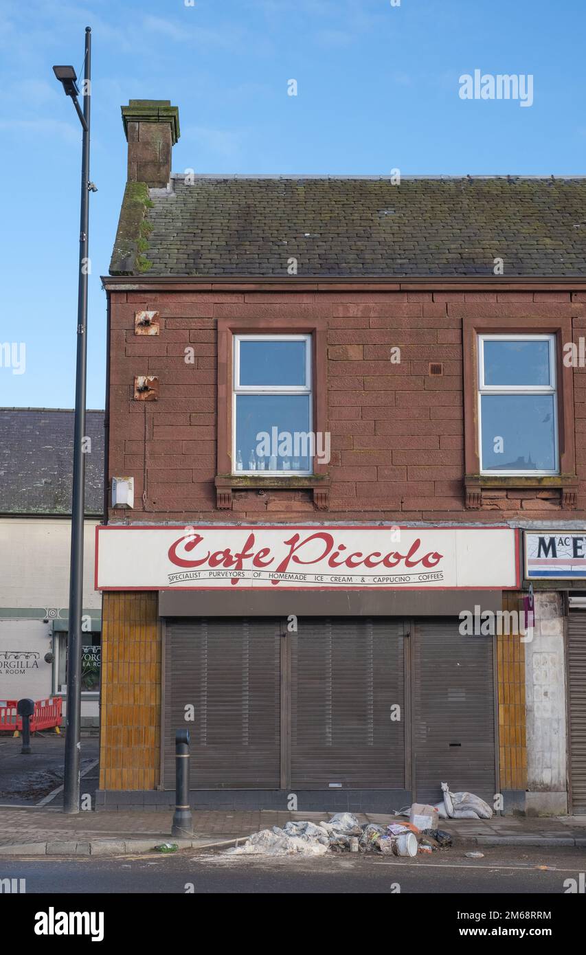 Le nettoyage des Whitesands, Dumfries, Écosse, après d'énormes inondations a provoqué le chaos et affecté les entreprises le 31 décembre 2022. Banque D'Images