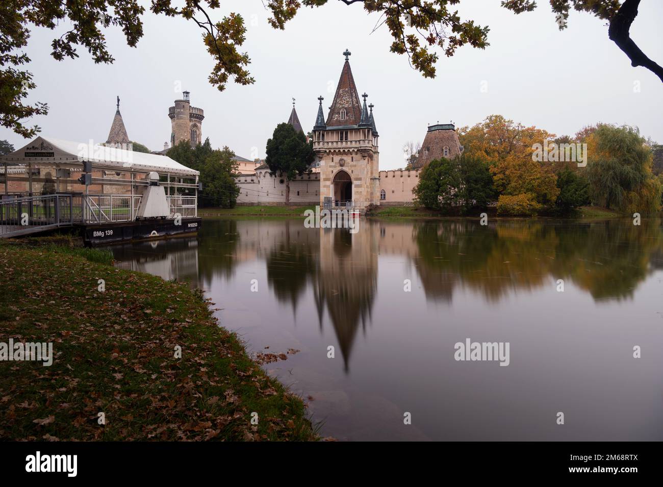 15th octobre,2022.vue du château de Laxenburg qui jette de belles réflexions sur le lac à la ville de Laxenburg, Autriche. Banque D'Images