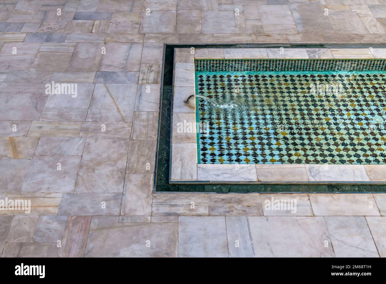 Ben Youssef Madrasa, situé à Marrakech, était un collège islamique. Les murs et le sol sont recouverts de carreaux de Zellij colorés dans des motifs islamiques. Banque D'Images