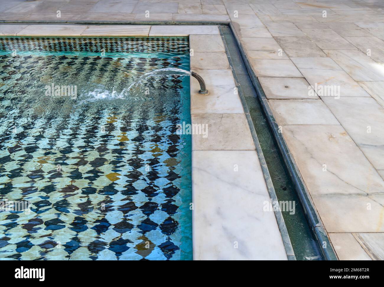 Ben Youssef Madrasa, situé à Marrakech, était un collège islamique. Les murs et le sol sont recouverts de carreaux de Zellij colorés dans des motifs islamiques. Banque D'Images
