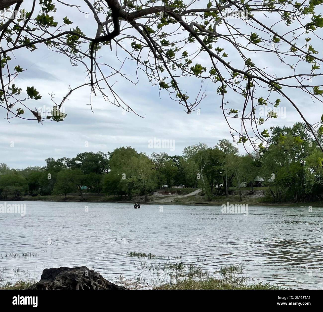 CLIFTON, Texas (19 avril 2022) les pêcheurs échoués se tiennent dans la rivière Brazos, sous le barrage du lac Whitney. Personnel aux États-Unis Le corps des ingénieurs de l'armée, district de fort Worth, à Whitney Lake, a secouru deux pêcheurs qui avaient été bloqués sous le barrage Whitney dans la rivière Brazos lors d'un rejet d'eau prévu du barrage. La sécurité publique est la principale préoccupation du corps des ingénieurs. Il y a plusieurs panneaux d'avertissement dans cette zone parce qu'il y a une réelle préoccupation de sécurité que le public doit connaître. Chaque barrage est différent et prend quelques minutes pour comprendre les avertissements et les restrictions Banque D'Images
