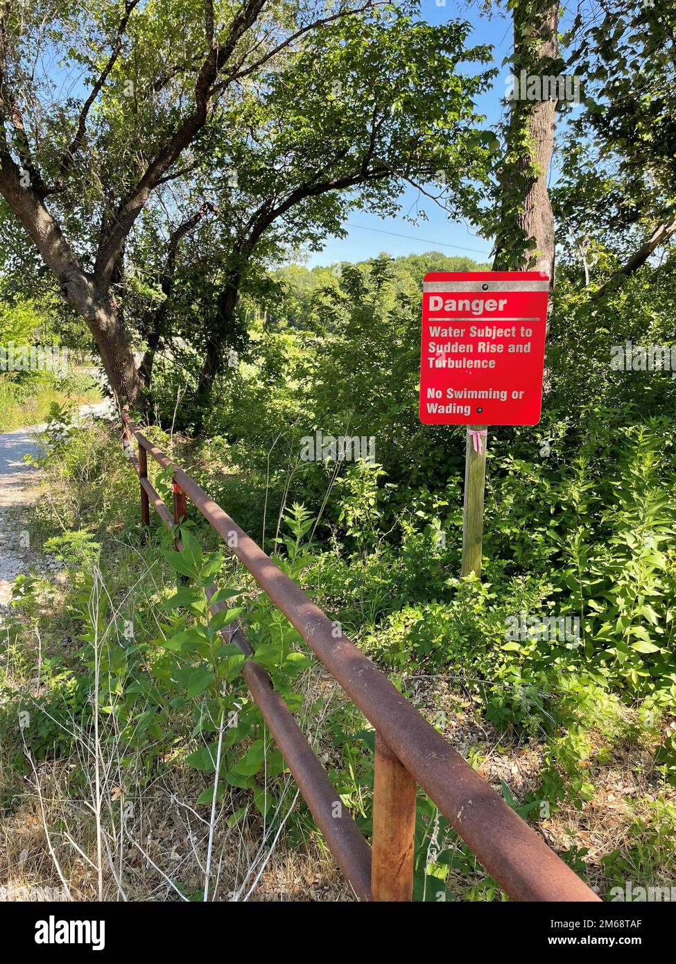 CLIFTON, Texas (19 avril 2022) Un panneau d'avertissement près de la rivière Brazos sous le barrage du lac Whitney. Personnel aux États-Unis Le corps des ingénieurs de l'armée, district de fort Worth, à Whitney Lake, a secouru deux pêcheurs qui avaient été bloqués sous le barrage Whitney dans la rivière Brazos lors d'un rejet d'eau prévu du barrage. La sécurité publique est la principale préoccupation du corps des ingénieurs. Il y a plusieurs panneaux d'avertissement dans cette zone parce qu'il y a une réelle préoccupation de sécurité que le public doit connaître. Chaque barrage est différent et prendre quelques minutes pour comprendre les avertissements et les restrictions pourrait sa Banque D'Images