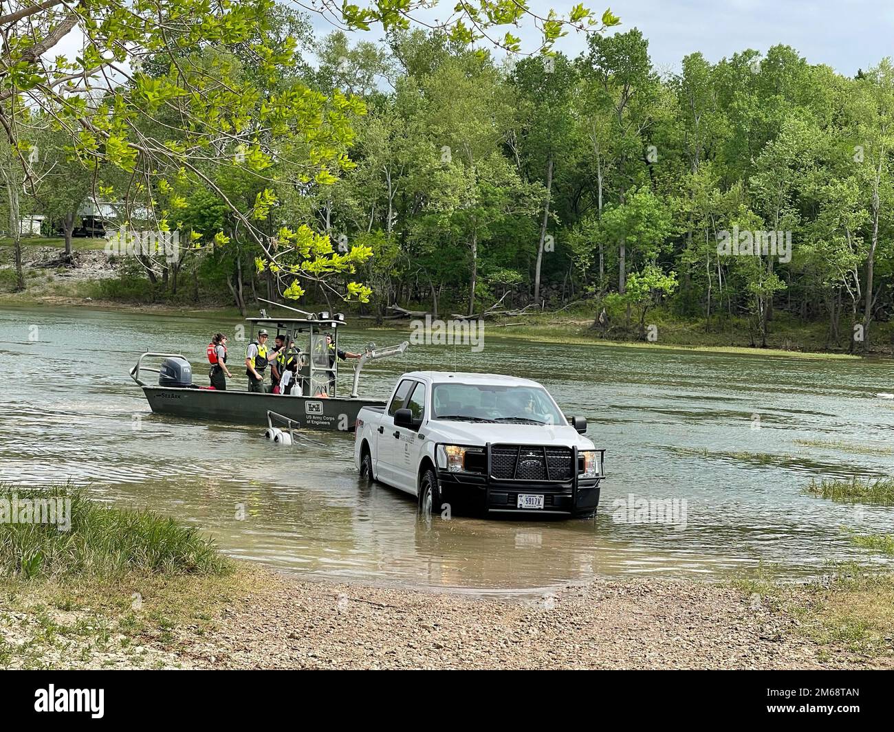 CLIFTON, Texas (19 avril 2022) personnel aux États-Unis Armée corps of Engineers, district de fort Worth à Whitney Lake charger le bateau de patrouille après avoir secouru deux pêcheurs qui avaient été bloqués sous le barrage Whitney dans la rivière Brazos lors d'un rejet d'eau prévu du barrage. La sécurité publique est la principale préoccupation du corps des ingénieurs. Il y a plusieurs panneaux d'avertissement dans cette zone parce qu'il y a une réelle préoccupation de sécurité que le public doit connaître. Chaque barrage est différent et prendre quelques minutes pour comprendre les avertissements et les restrictions pourrait vous sauver la vie. Avec n'importe quel ac à base d'eau Banque D'Images