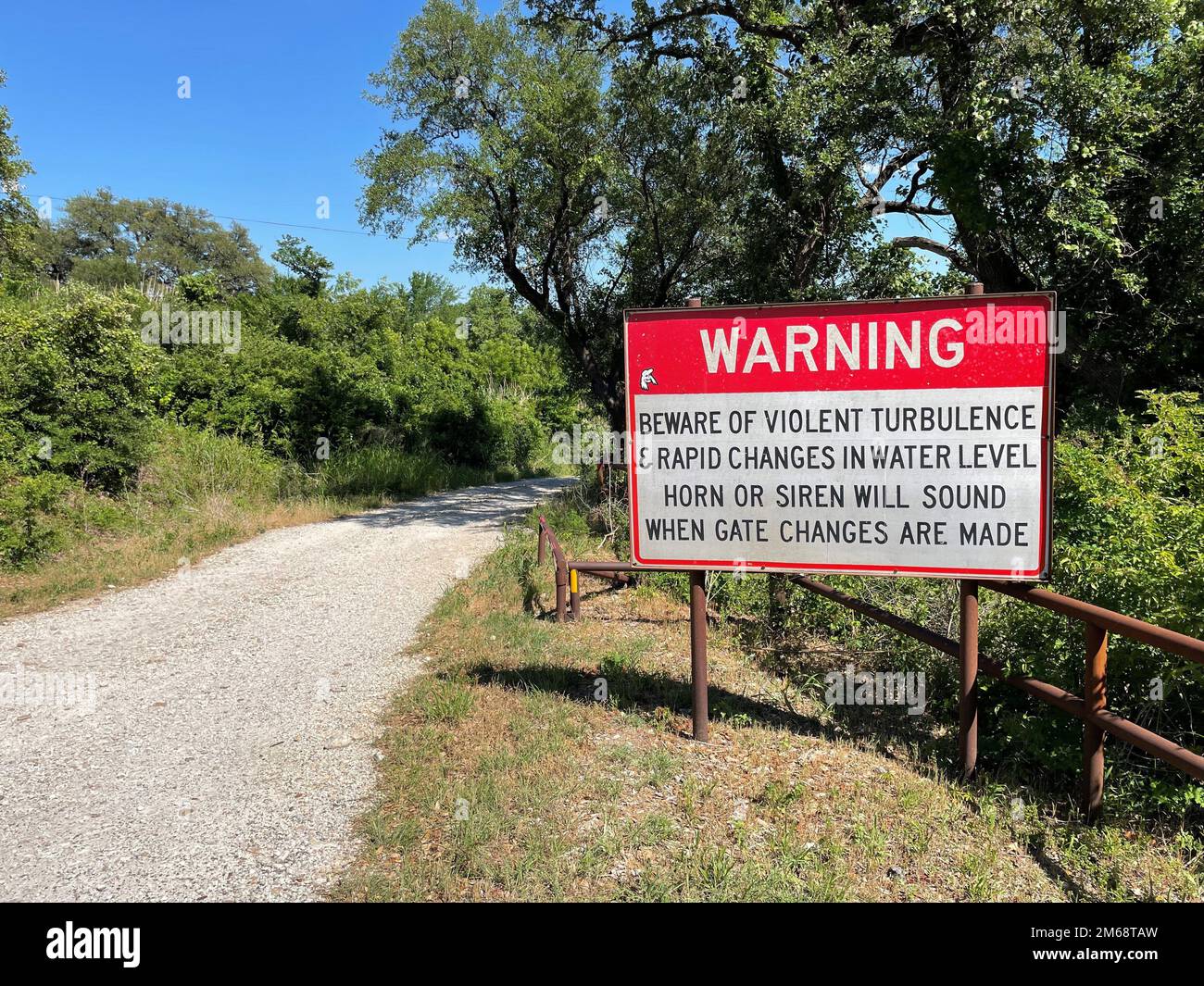 CLIFTON, Texas (19 avril 2022) Un panneau d'avertissement près de la rivière Brazos sous le barrage du lac Whitney. Personnel aux États-Unis Le corps des ingénieurs de l'armée, district de fort Worth, à Whitney Lake, a secouru deux pêcheurs qui avaient été bloqués sous le barrage Whitney dans la rivière Brazos lors d'un rejet d'eau prévu du barrage. La sécurité publique est la principale préoccupation du corps des ingénieurs. Il y a plusieurs panneaux d'avertissement dans cette zone parce qu'il y a une réelle préoccupation de sécurité que le public doit connaître. Chaque barrage est différent et prendre quelques minutes pour comprendre les avertissements et les restrictions pourrait sa Banque D'Images