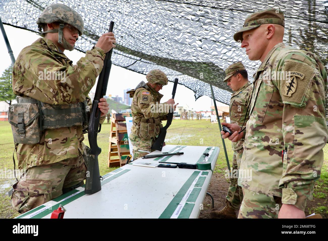 SAGAMI DÉPÔT GÉNÉRAL, JAPON — ÉTATS-UNIS Les soldats de l'armée japonaise maintiennent un fusil de chasse dans le cadre des essais de patrouille au cours des États-Unis L'expert militaire japonais teste ici 20 avril. La capacité de combat des soldats démontre des capacités de dissuasion et d'intervention. Seuls ceux qui répondent aux normes en démontrant leur aptitude au combat et leurs compétences seront récompensés par le très convoité ESB. Banque D'Images