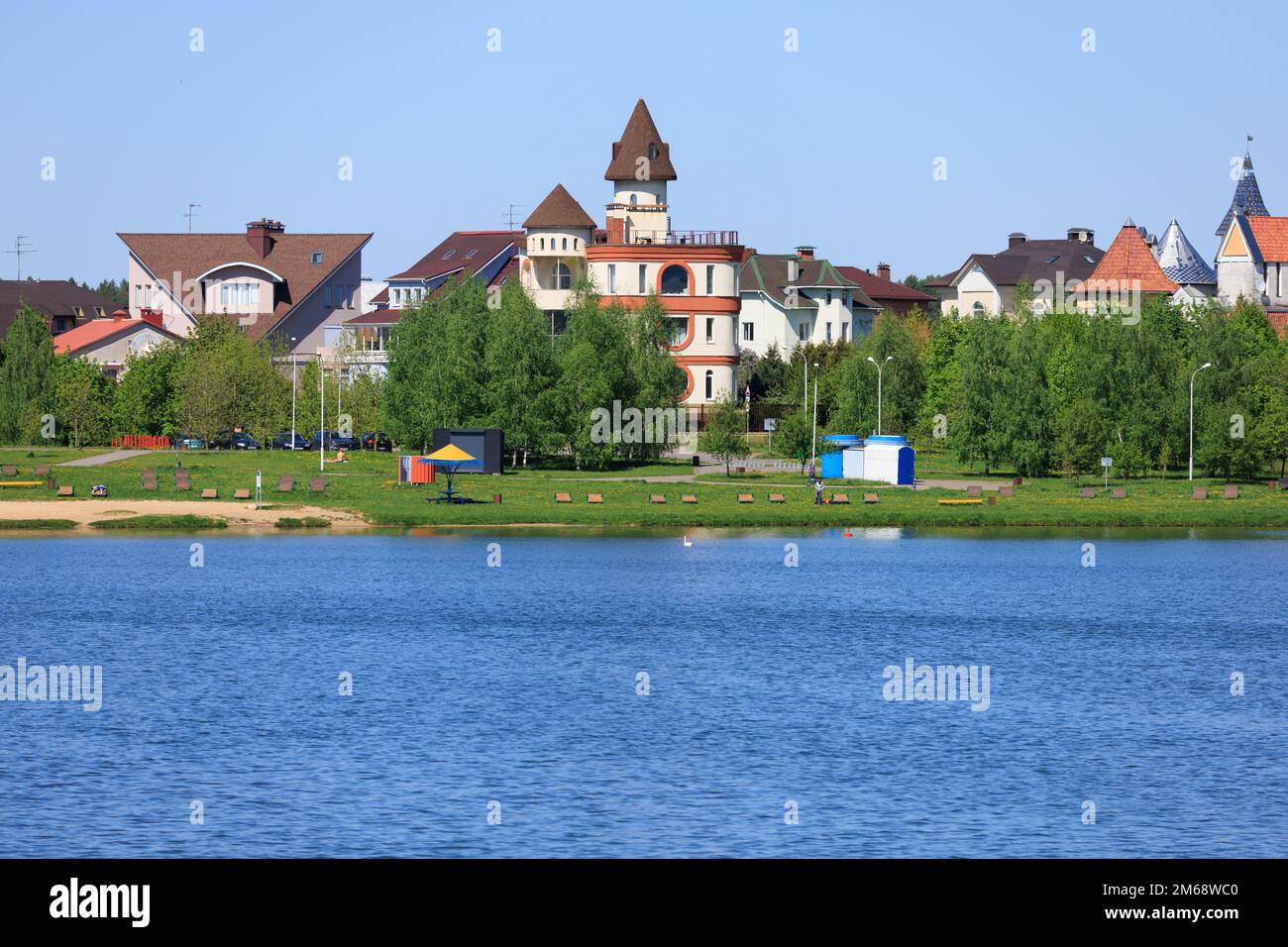 Bâtiments et maisons se trouvant sur la rive d'un lac, d'une rivière ou d'une mer. Paysage urbain et scène urbaine. Banque D'Images