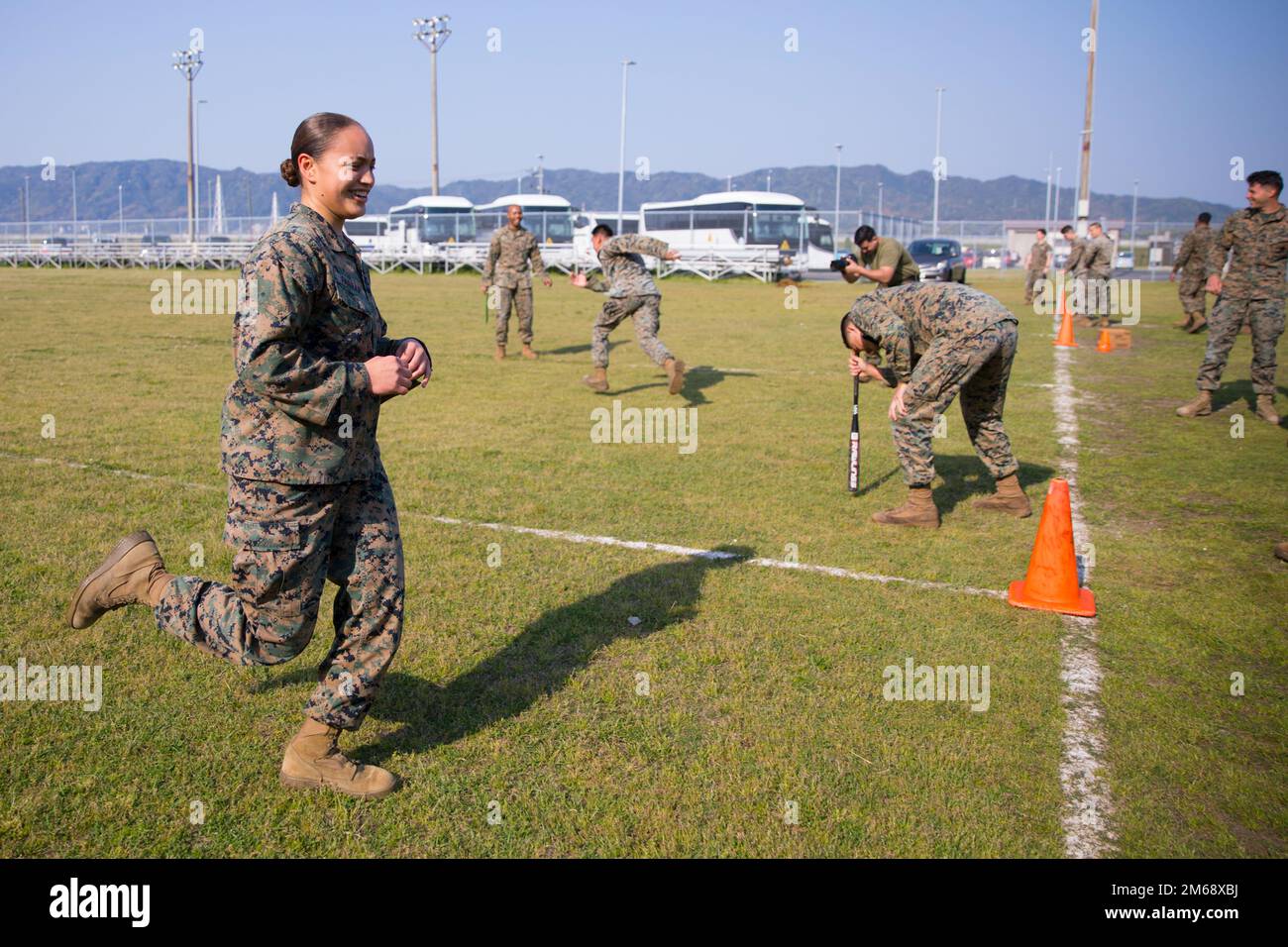 ÉTATS-UNIS Marines avec Marine Aircraft Group (MAG) 12 participent à une compétition d'entraînement physique à la station aérienne du corps des Marines Iwakuni, Japon, 20 avril 2022. La guilde des des officiers non commissionnés (NCO) du MAG-12 a accueilli le concours de formation physique pour favoriser le travail d'équipe, la camaraderie et la saine compétition entre les NCO et les NCO du personnel au siège du MAG-12. Banque D'Images