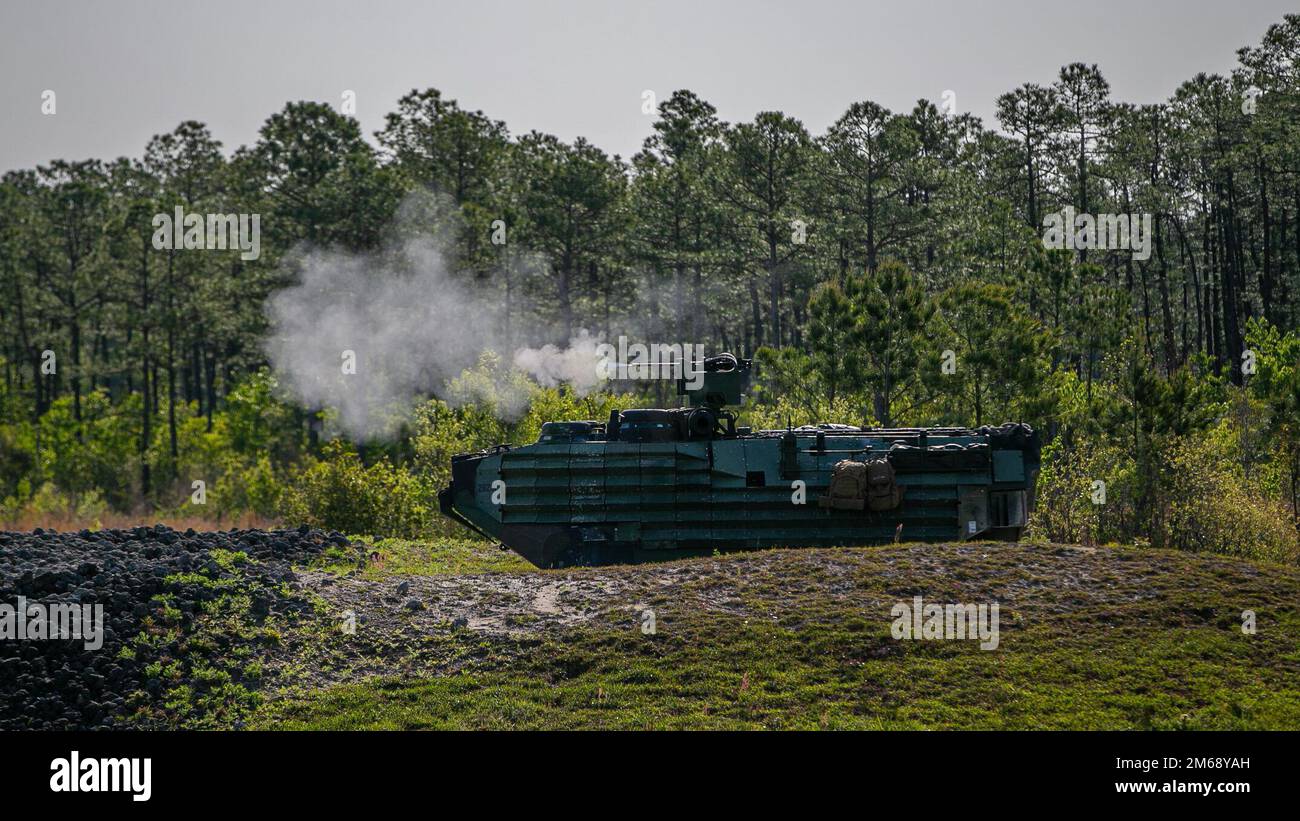 ÉTATS-UNIS Marines avec 2D assaut Amphibian Battalion, 2D Marine Division, tirer une mitrailleuse de M2 à partir d'un véhicule à chenilles AAV7A1 pendant une qualification au niveau de l'équipage des opérations de gunerie au camp Lejeune, Caroline du Nord, 20 avril 2022. Le but de cet exercice est de se familiariser et de soutenir les incendies avec un M2 afin de valider la facilité d’entretien de l’équipement et de développer la compétence en matière d’armes avant le déploiement de l’unité pour la formation. Banque D'Images