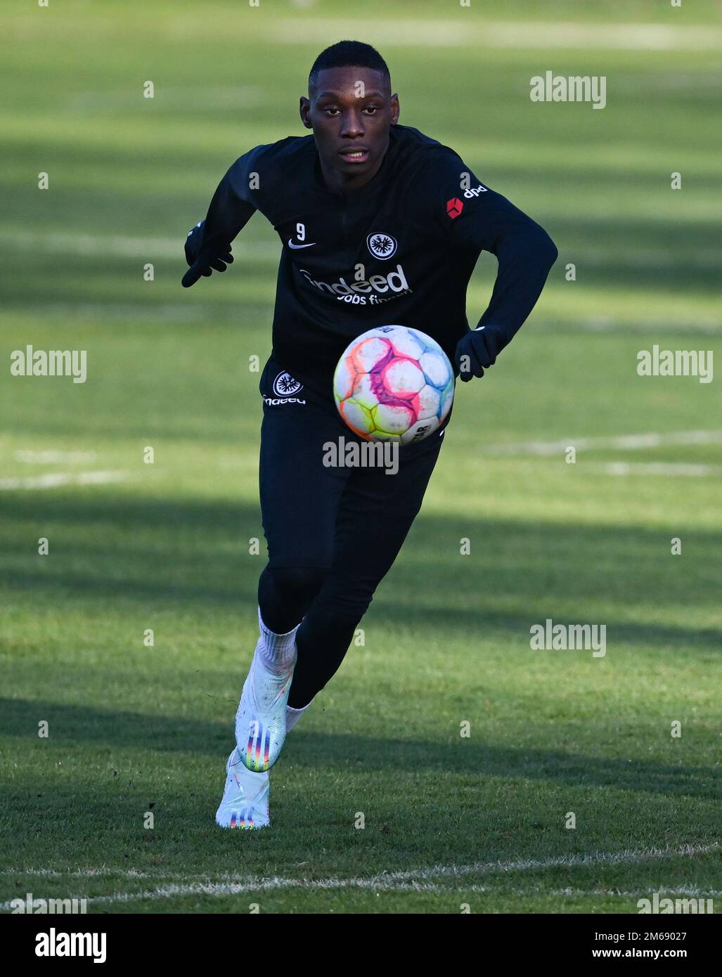 03 janvier 2023, Hessen, Francfort-sur-le-main: Randal Kolo Muani participe au lancement de l'entraînement d'Eintracht Frankfurt au stade. Photo: Arne Dedert/dpa Banque D'Images