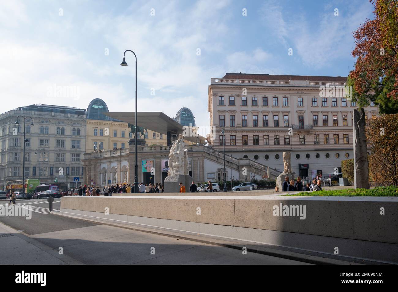 Vue sur la façade du musée Albertina sur la place centrale principale de Vienne, Autriche. Banque D'Images